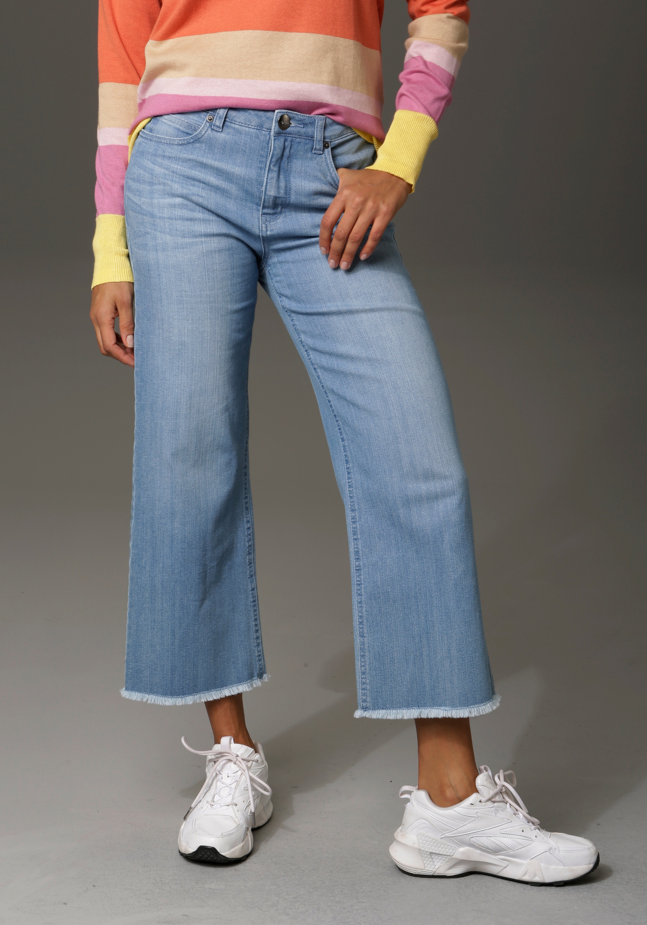 Aniston CASUAL 7/8-Jeans, mit leicht ausgefranstem Beinabschluss