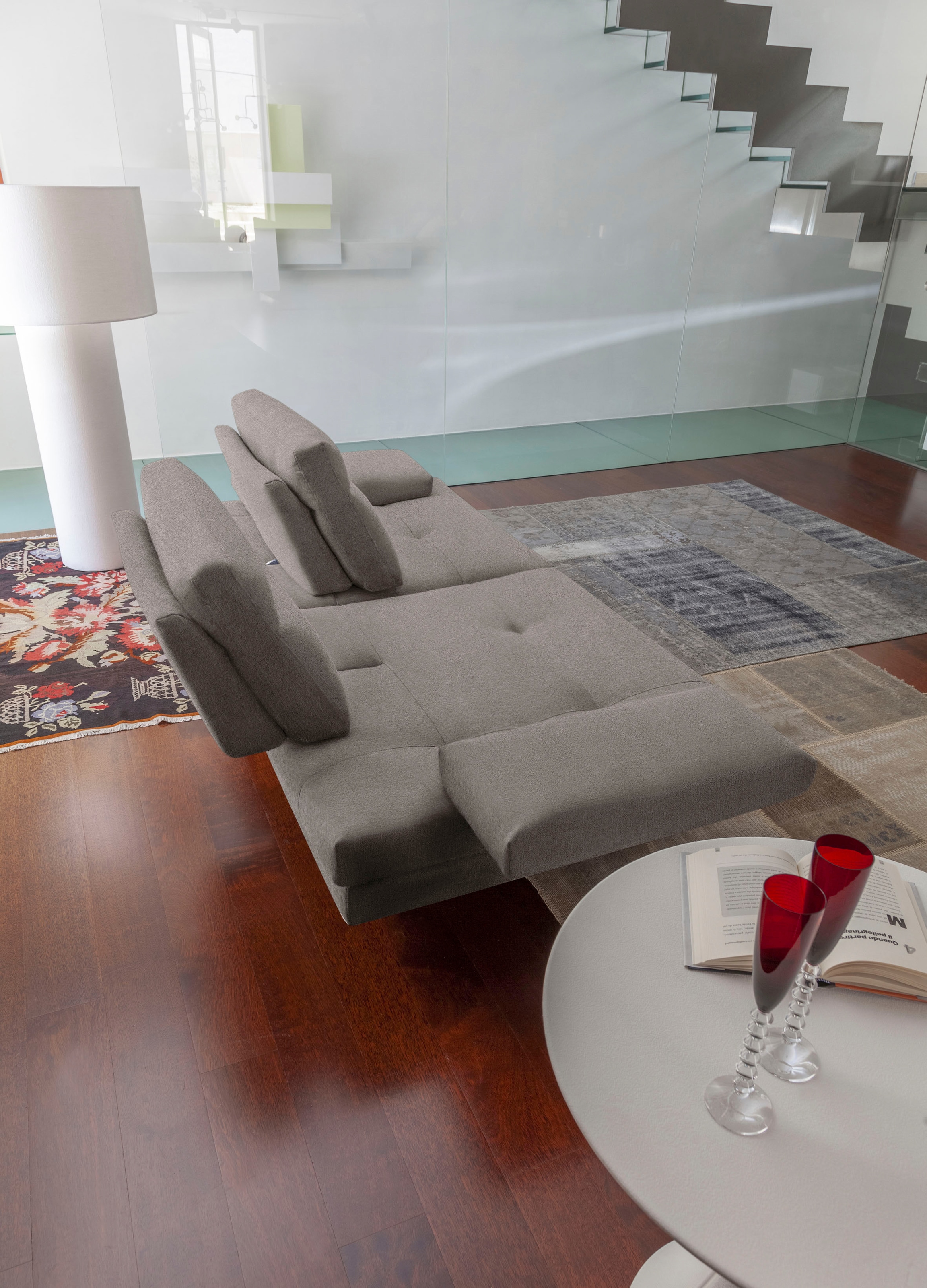 CALIA ITALIA 3-Sitzer »Toby Wing, Designsofa mit hohem Sitzkomfort, bequem und elegant«, inklusive Sitztiefenverstellung, Füße in Chrom glänzend
