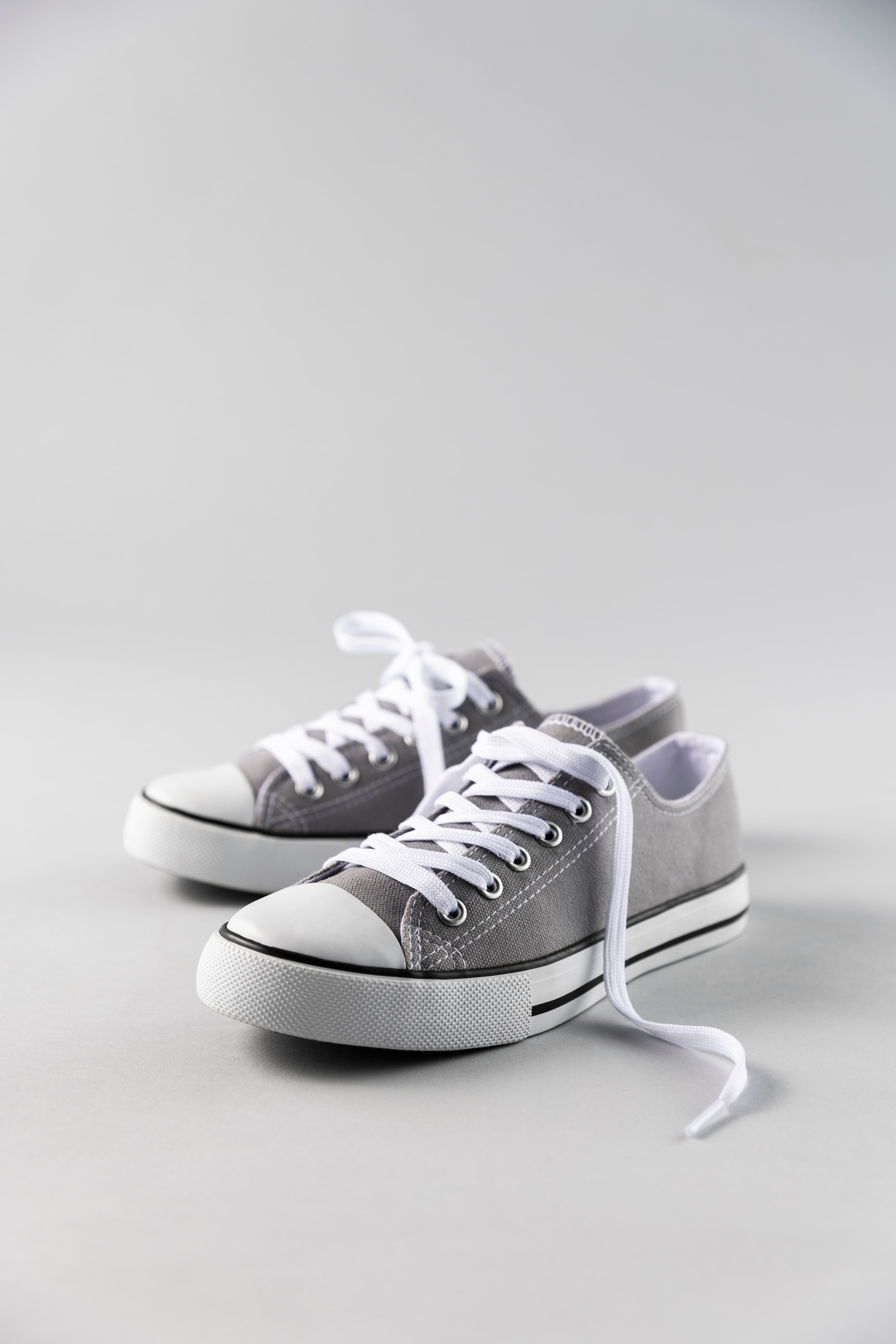 Aniston SHOES Sneaker Freizeitschuh, Sneaker mit klassischen umlaufenden schwarzen Streifen