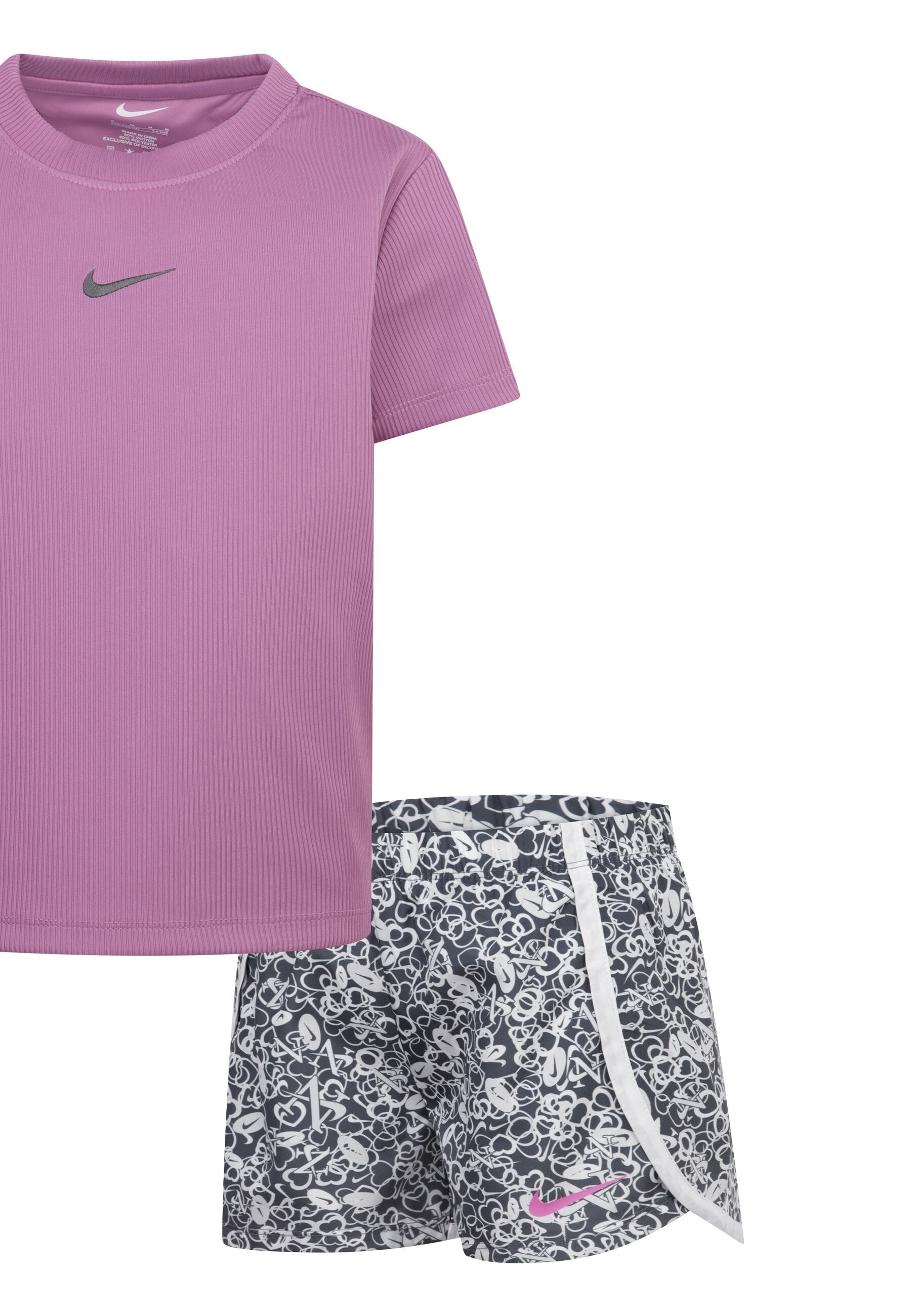 Nike Sportswear T-Shirt & Shorts