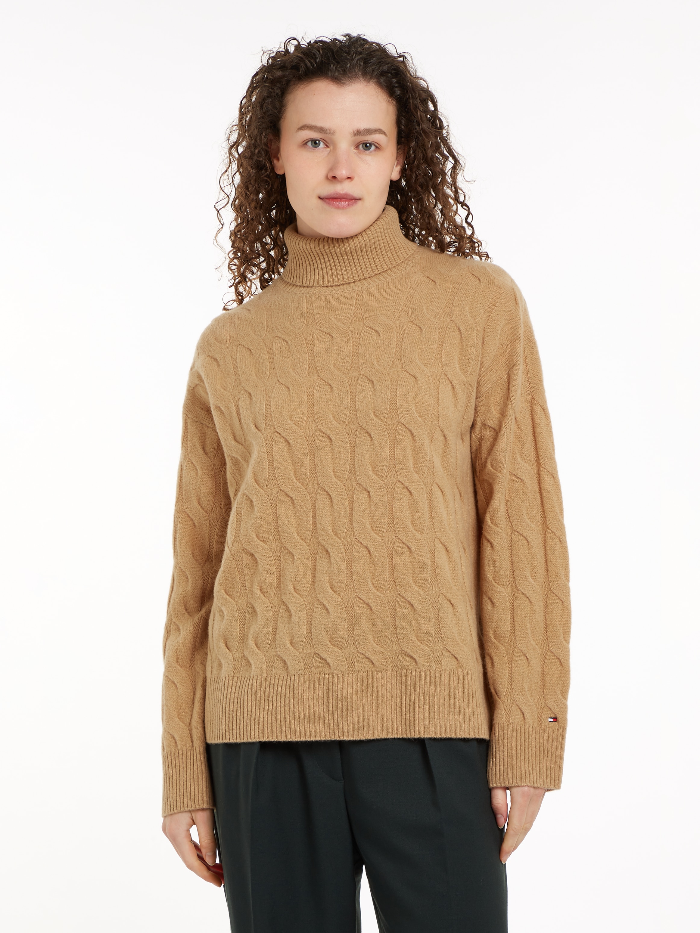 TOMMY HILFIGER Rollkragenpullover »SOFT WOOL CABLE ROLL-NK SWEATER«, mit Logostickerei, allover...