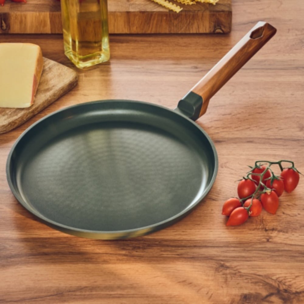 RESTO Kitchenware Crêpepfanne »Sadr, Pfankuchenpfanne langlebig und spülmaschinenfest«, Aluminiumguss, (1 tlg.), Innere Queenhome-Antihaftbeschichtung für mehr Widerstandsfähigkeit