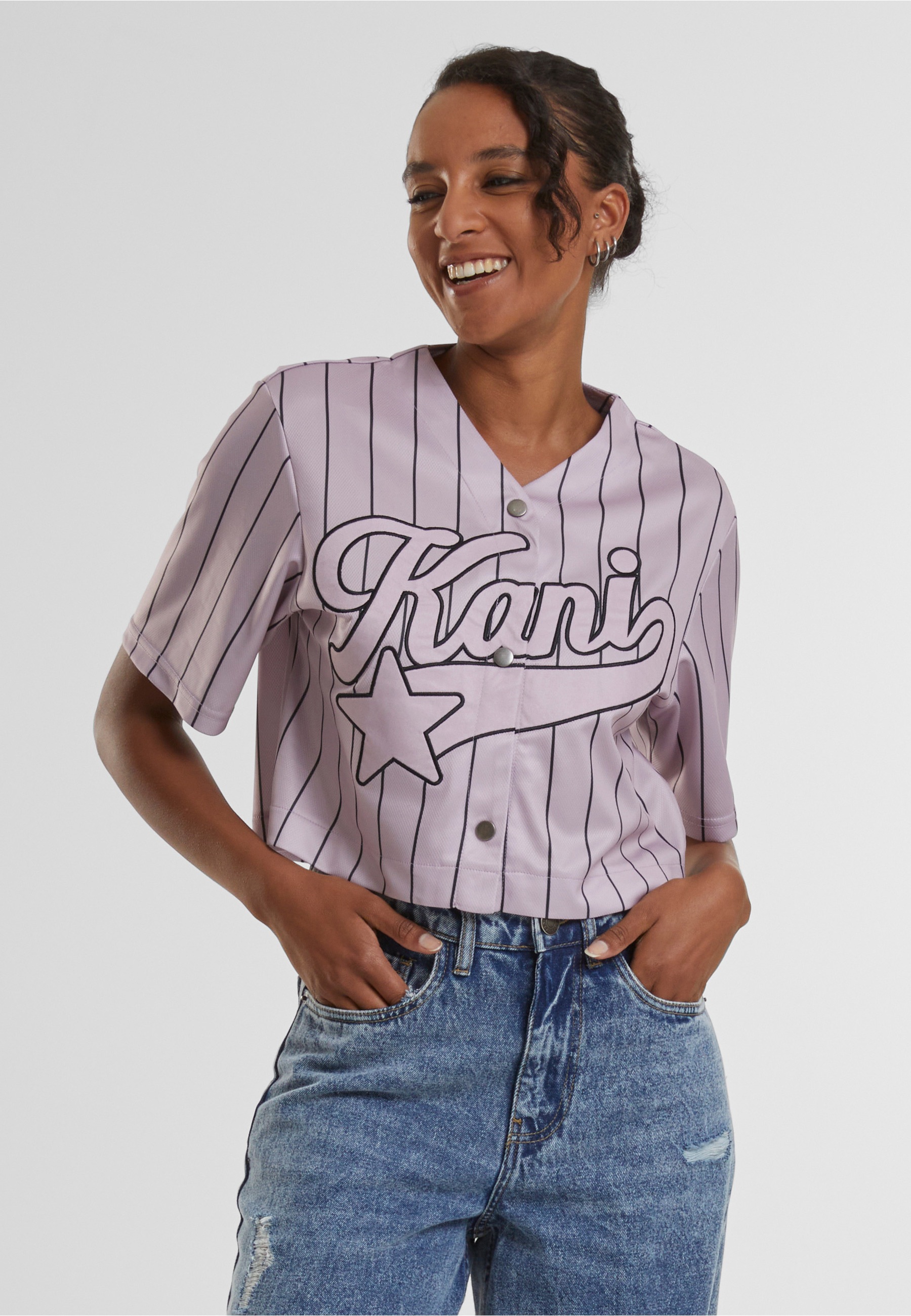 Thumbnail - Karl Kani Kurzarmshirt "Karl Kani Karl Kani OG Star Logo Crop Pinstripe Baseball Shirt" 1