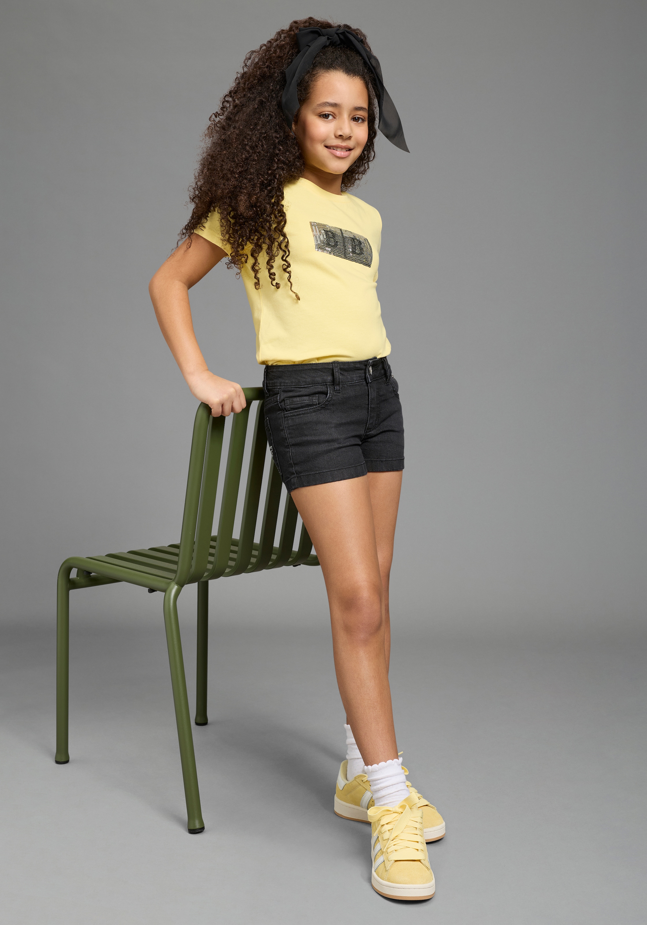 Bruno Banani Shorts »Stretch-Jeans Shorts mit Strass-Steinen, Glitzersterne auf Po-Tasche«  bequeme Passform mit normaler Leibhöhe, für Mädchen