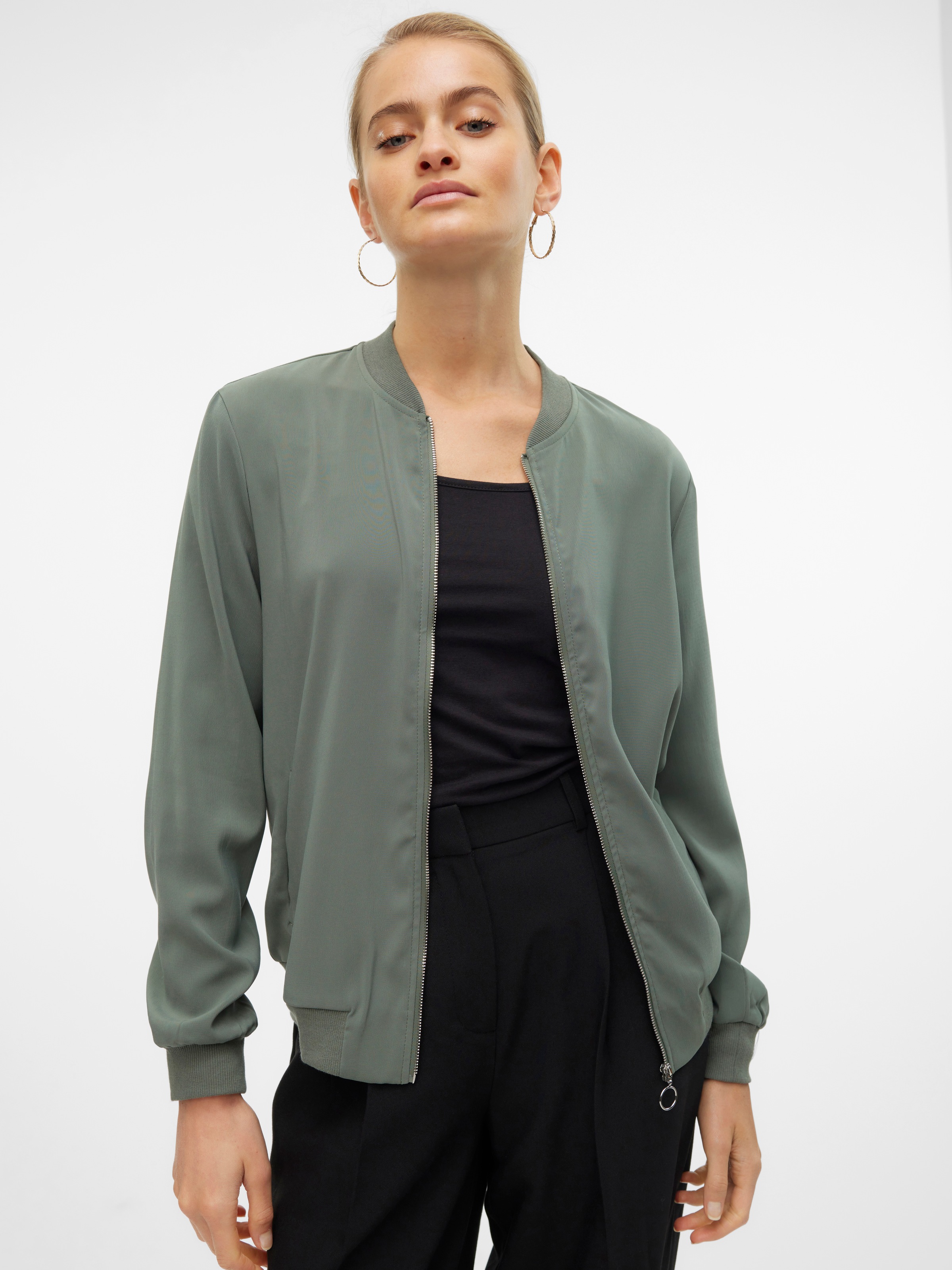 Thumbnail - Vero Moda Bomberjacke "VMCOCO L/S BOMBER NOOS" in modisch kurzer Form, mit Stretch