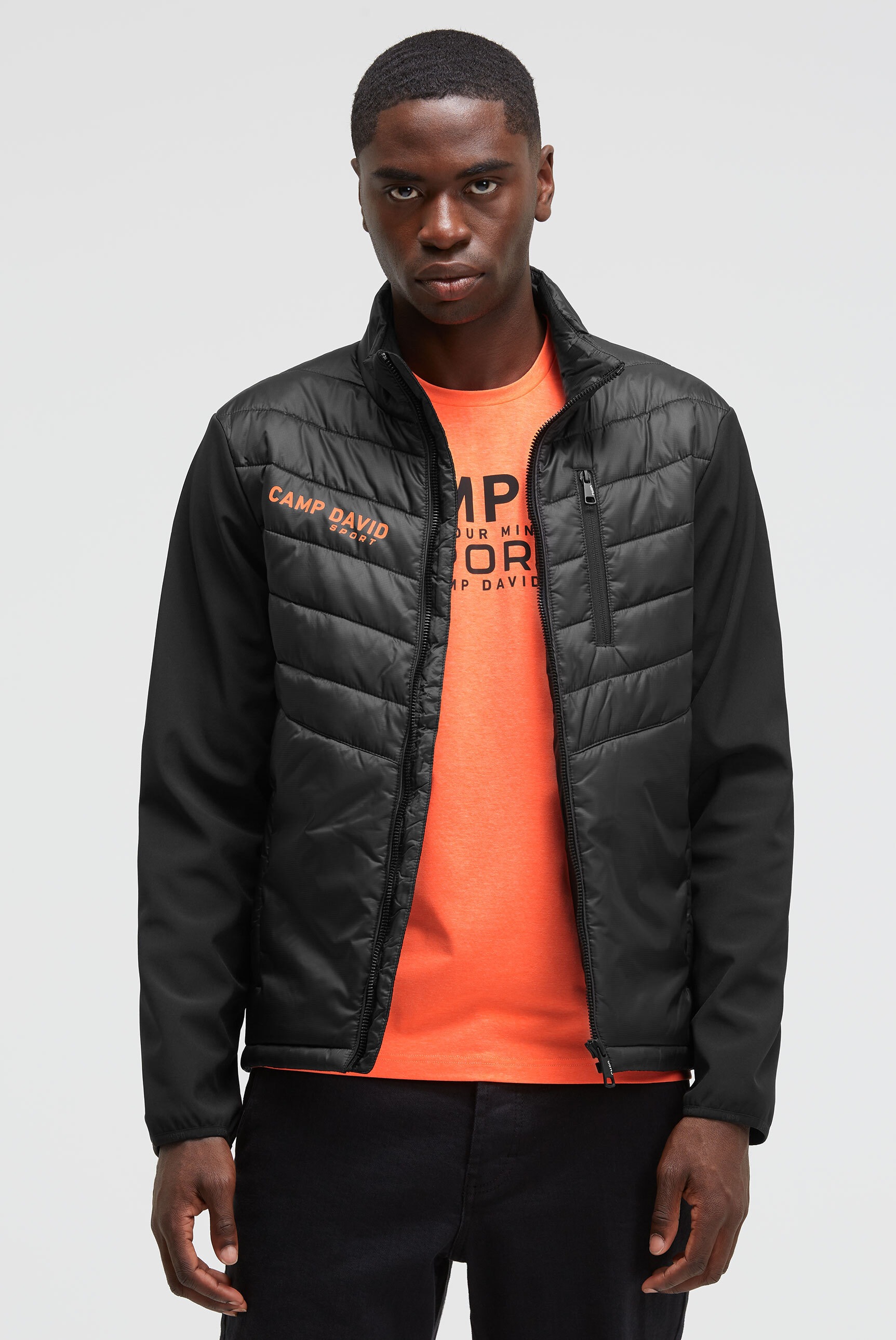 CAMP DAVID Herren Outdoorjacke, schwarz, Gr. M, bedruckt, bestickt, Softshell, Material Vorderteil: 100% Polyester, Material Rückenteil: 97%
