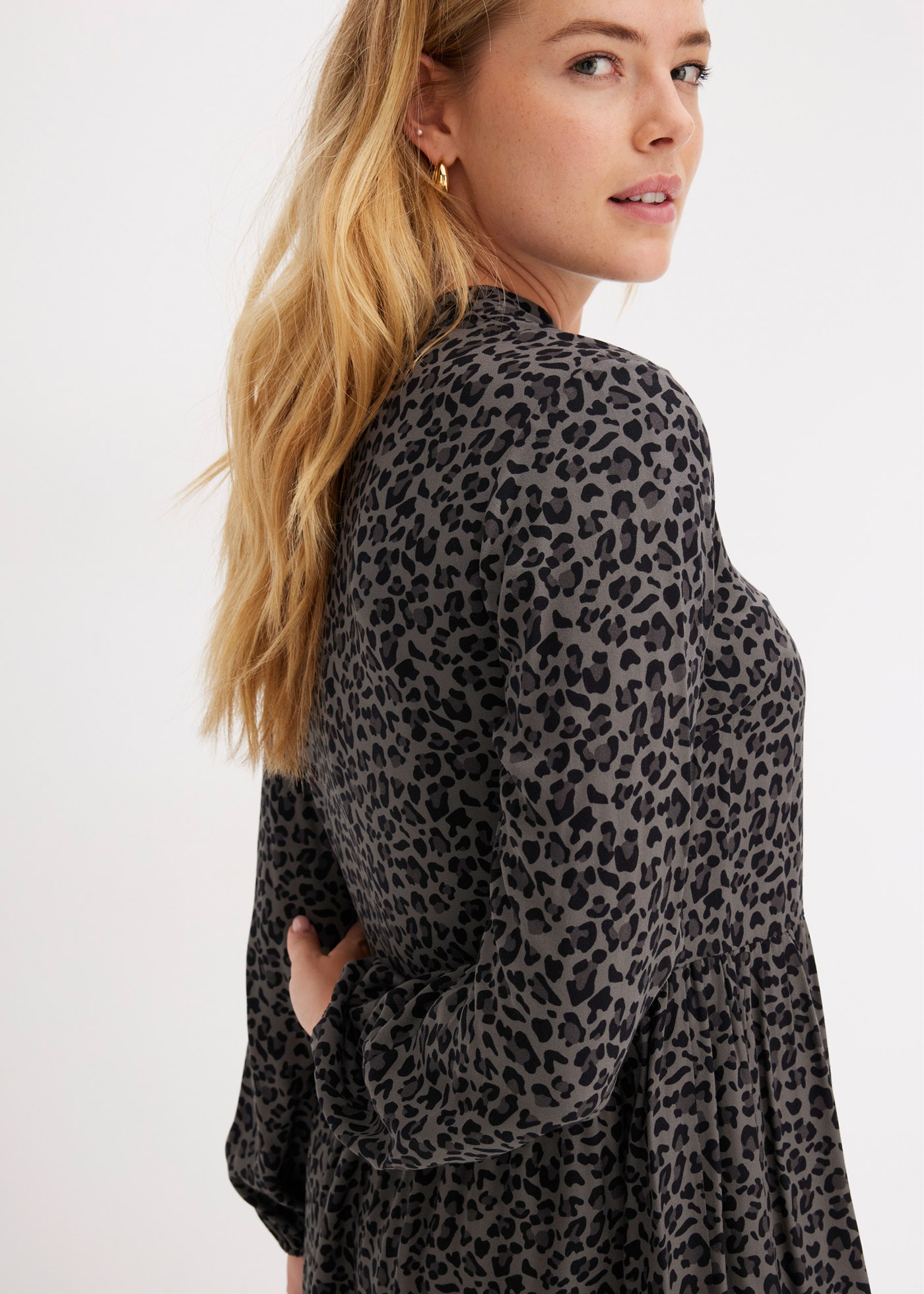 Thumbnail - bonprix Midikleid "Midikleid aus Viskose" aus Viskose, A-Linie, mit Leomuster