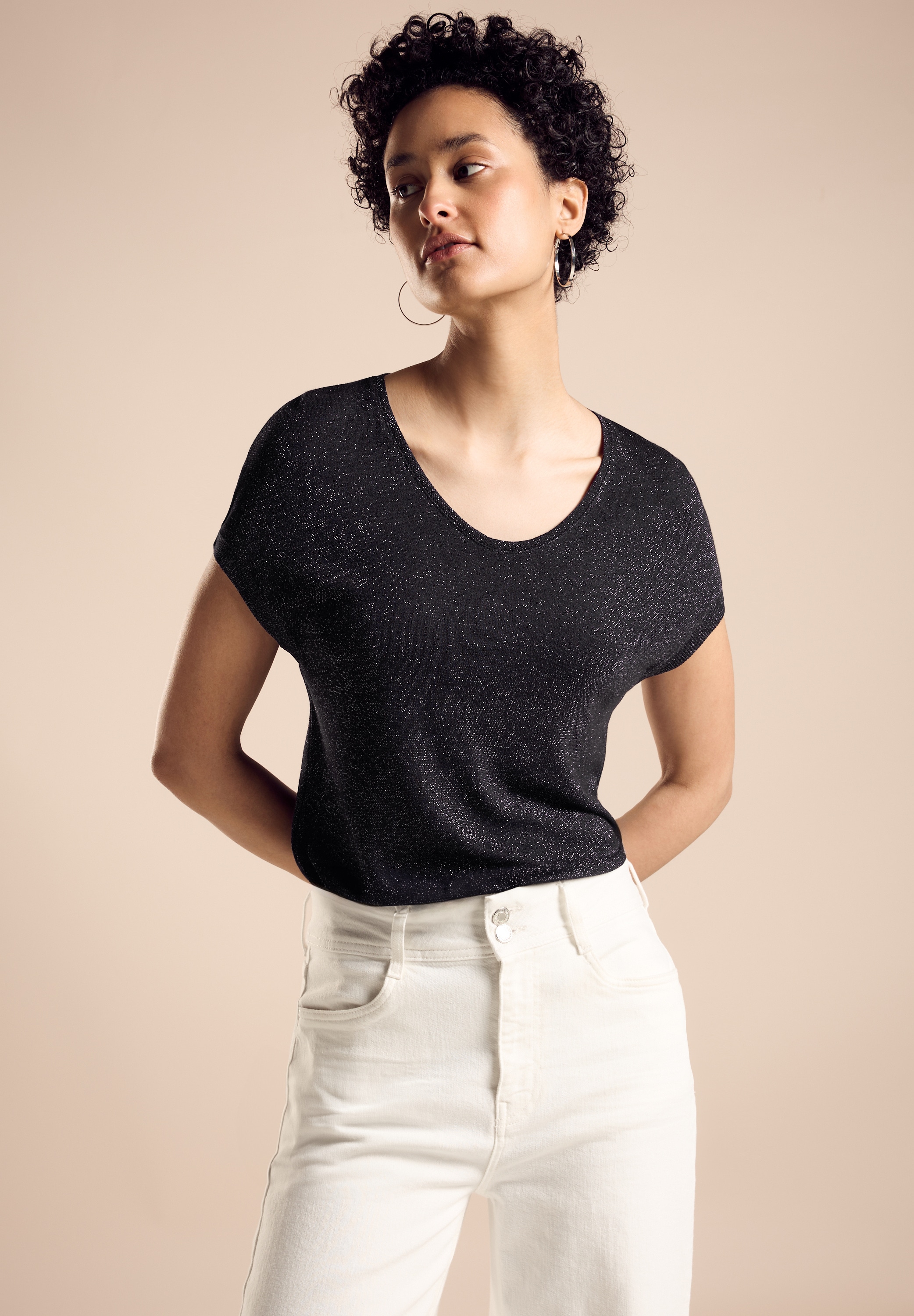 STREET ONE Stricktop »LTD QR V-Neck shiny Shirt«, mit tiefem Rundhalsausschnitt