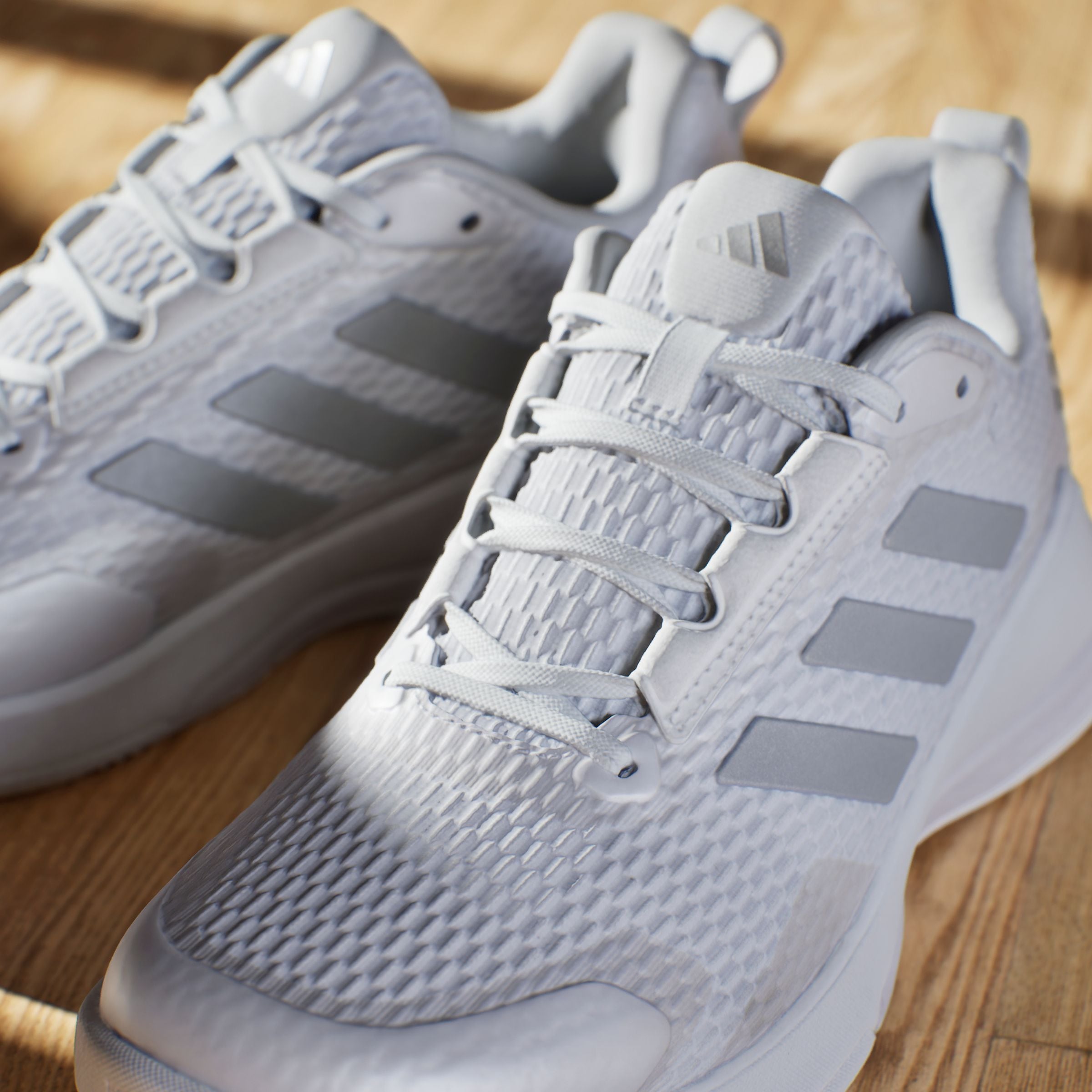 adidas Performance Hallenschuh »NOVAFLIGHT 2 INDOOR«, besonders geeignet für Volleyball und Basketball