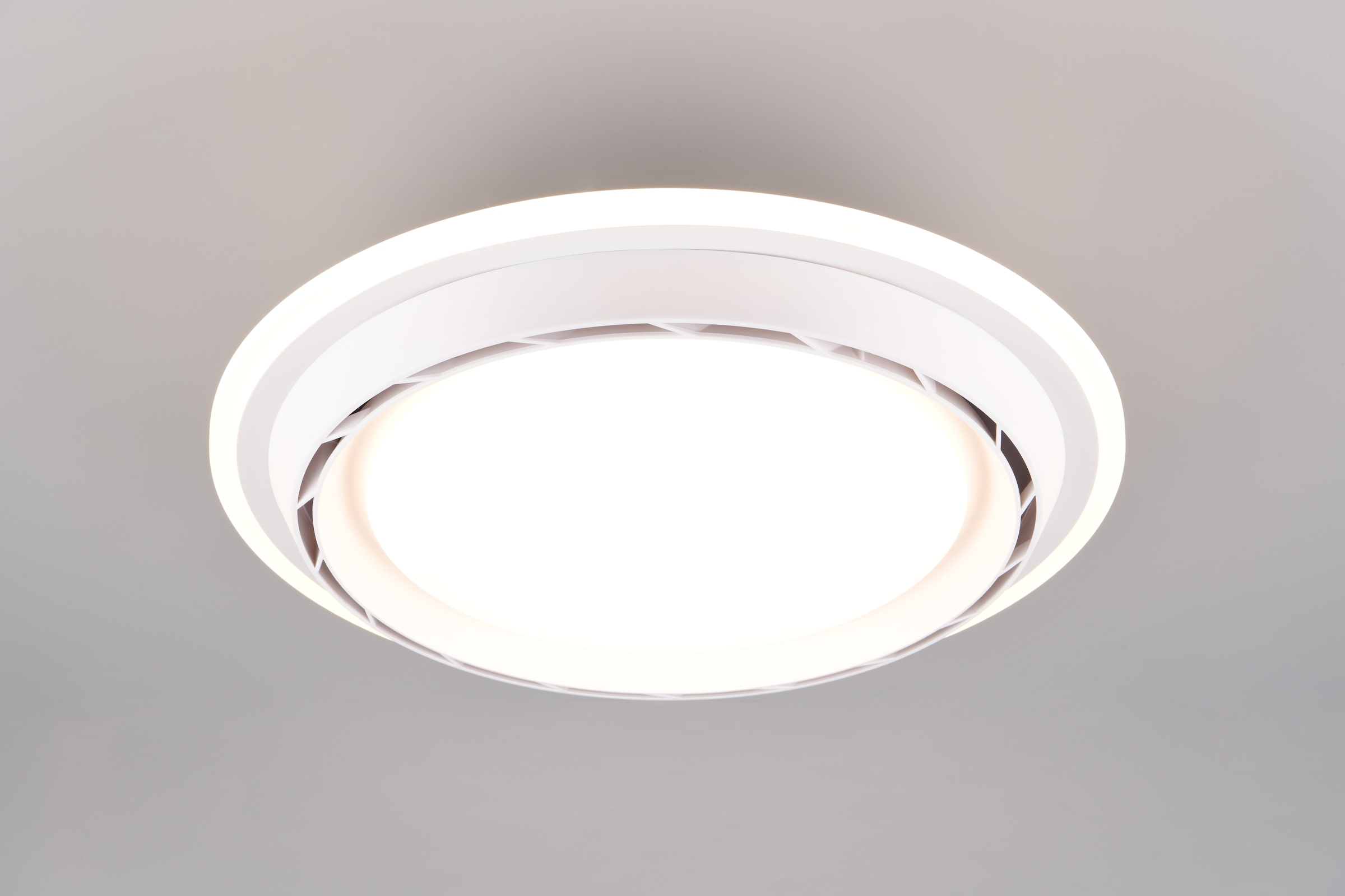 REALITY Leuchten LED Deckenleuchte »SAARELA mit Ventilator, unauffälliger Deckenventilator mit Licht 18W« LED-Board 1 Stk. Farbwechsler | warmweiß - kaltweiß 6-Stufen Ventilator Vor- & Rücklauf, Fernbedienung CCT dimmbar Memory