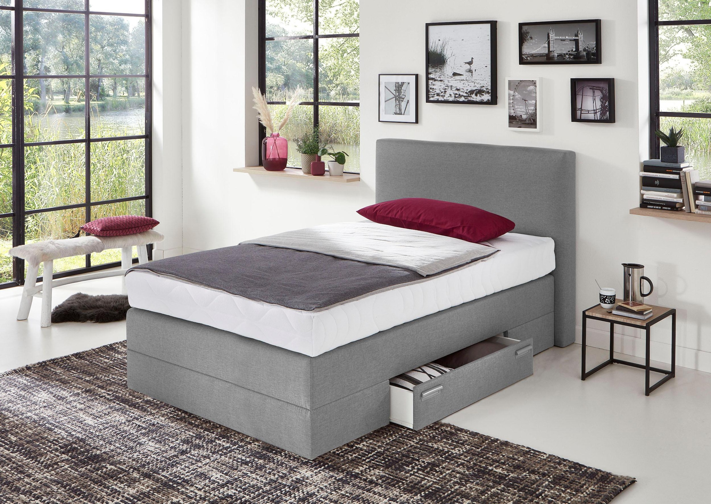 Boxspringbett, mit Schubkästen und Zierkissen