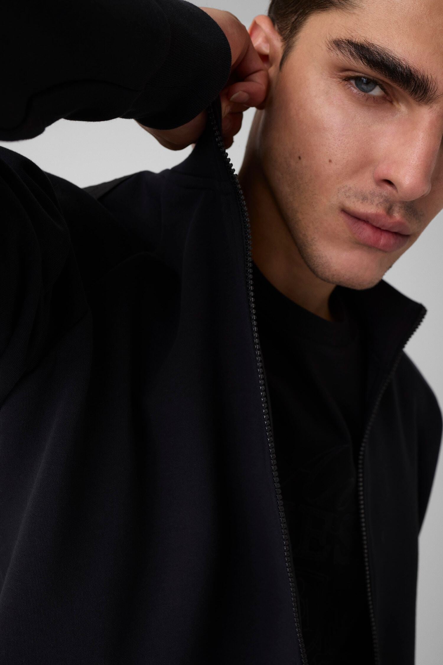 Guess Sweatjacke »THOR« Stehkragen, Regular Fit, Reißverschlusstaschen