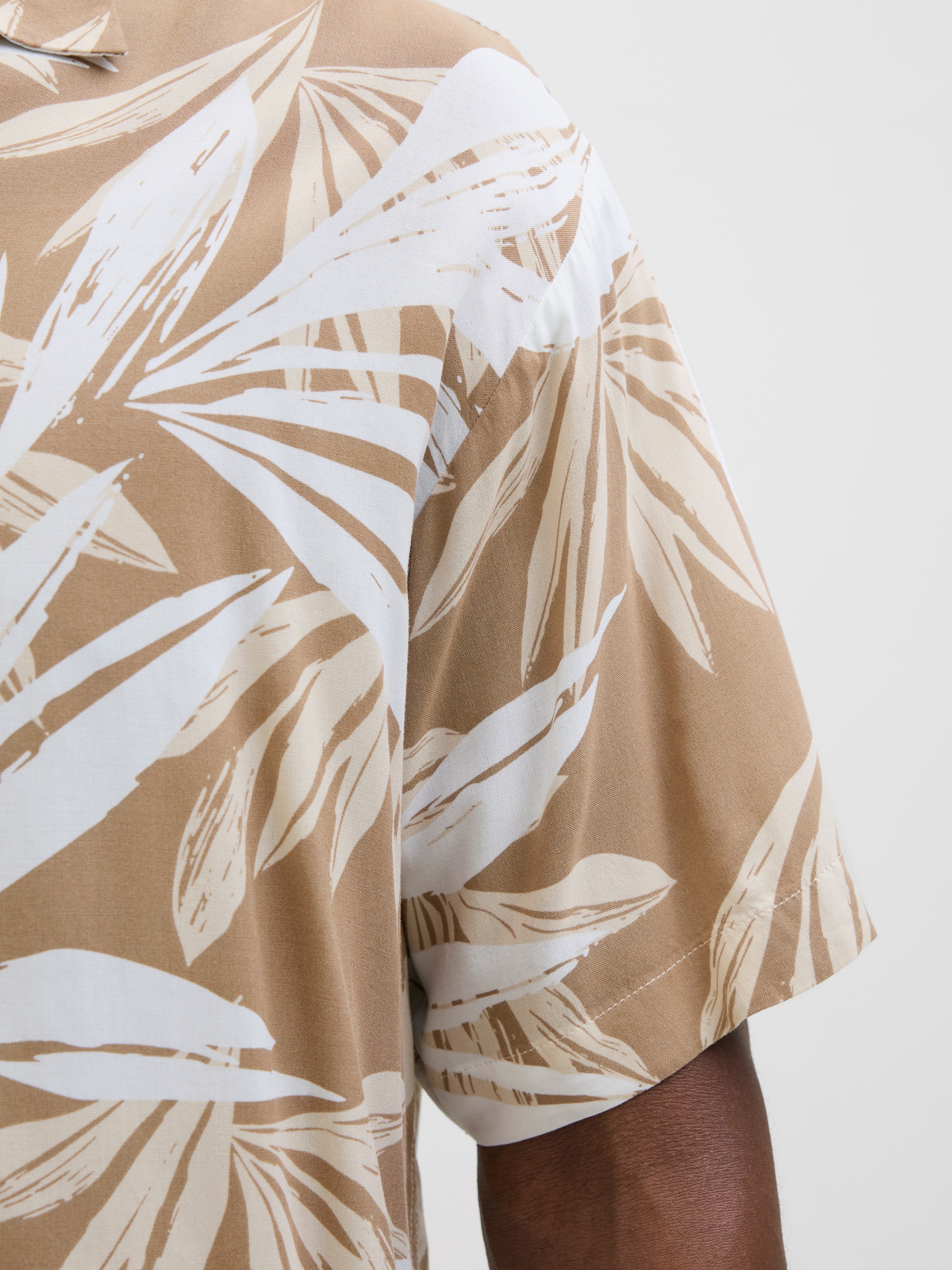 Jack & Jones Kurzarmhemd »JJEJEFF TROPICAL AOP RESORT SHIRT SS SN«, mit All-Over Print
