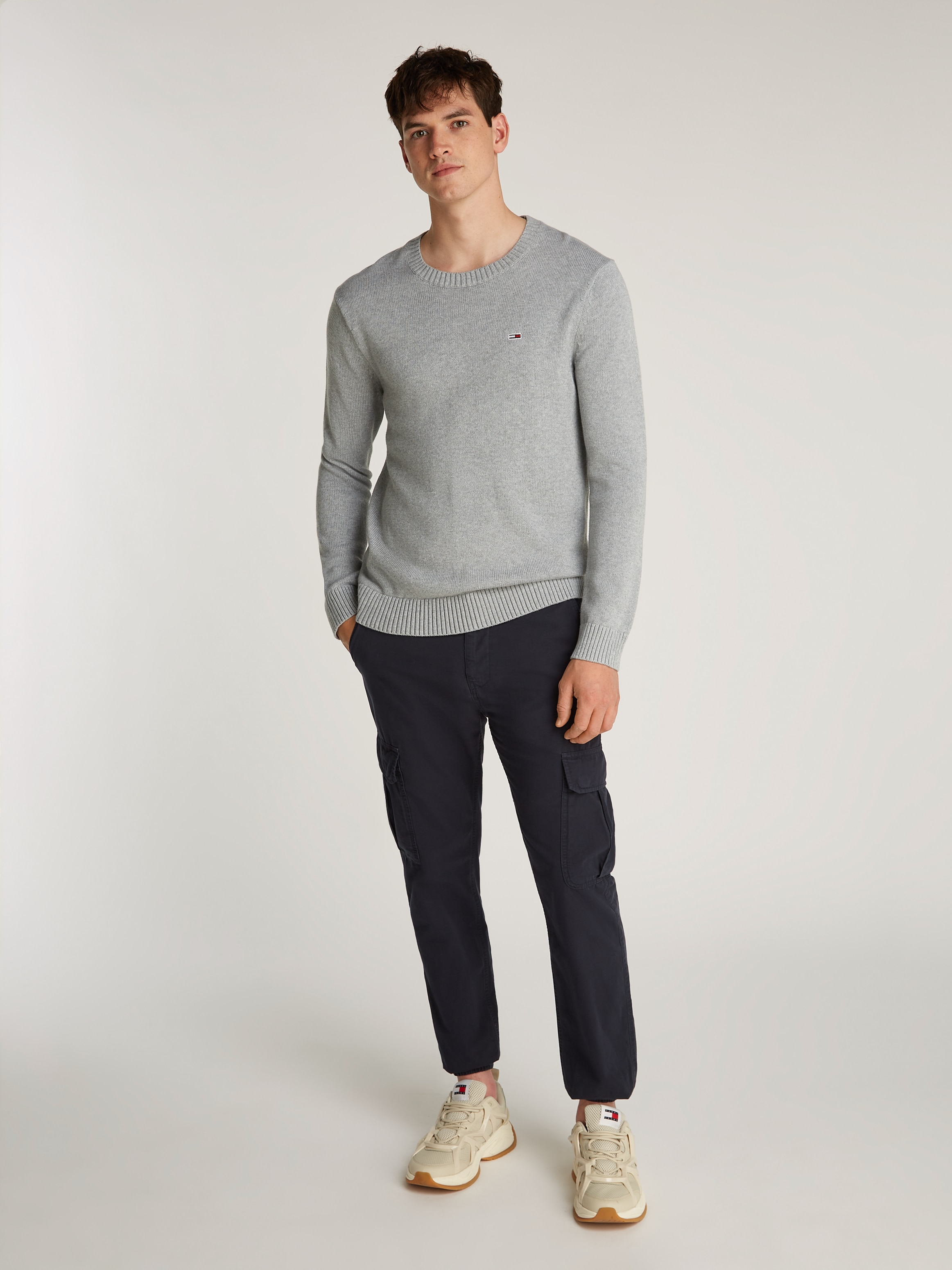 Tommy Jeans Strickpullover »TJM SLIM ESSNTLS C-NECK SWEATER«, mit Markenlogo auf der Brust