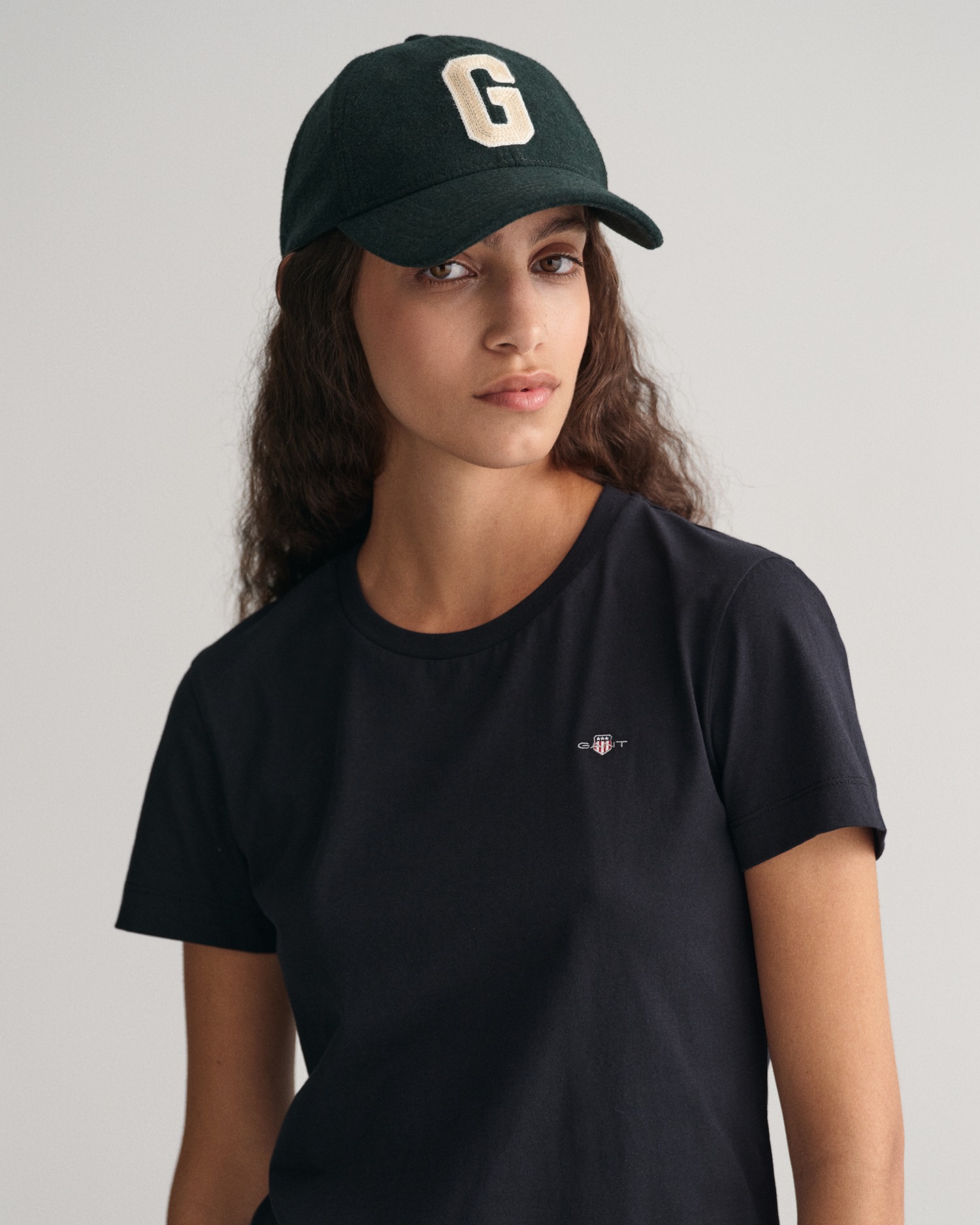 Gant T-Shirt »REG SHIELD KA T-SHIRT«, mit einer kleinen aufgestickten Wappen-Grafik auf der Brust