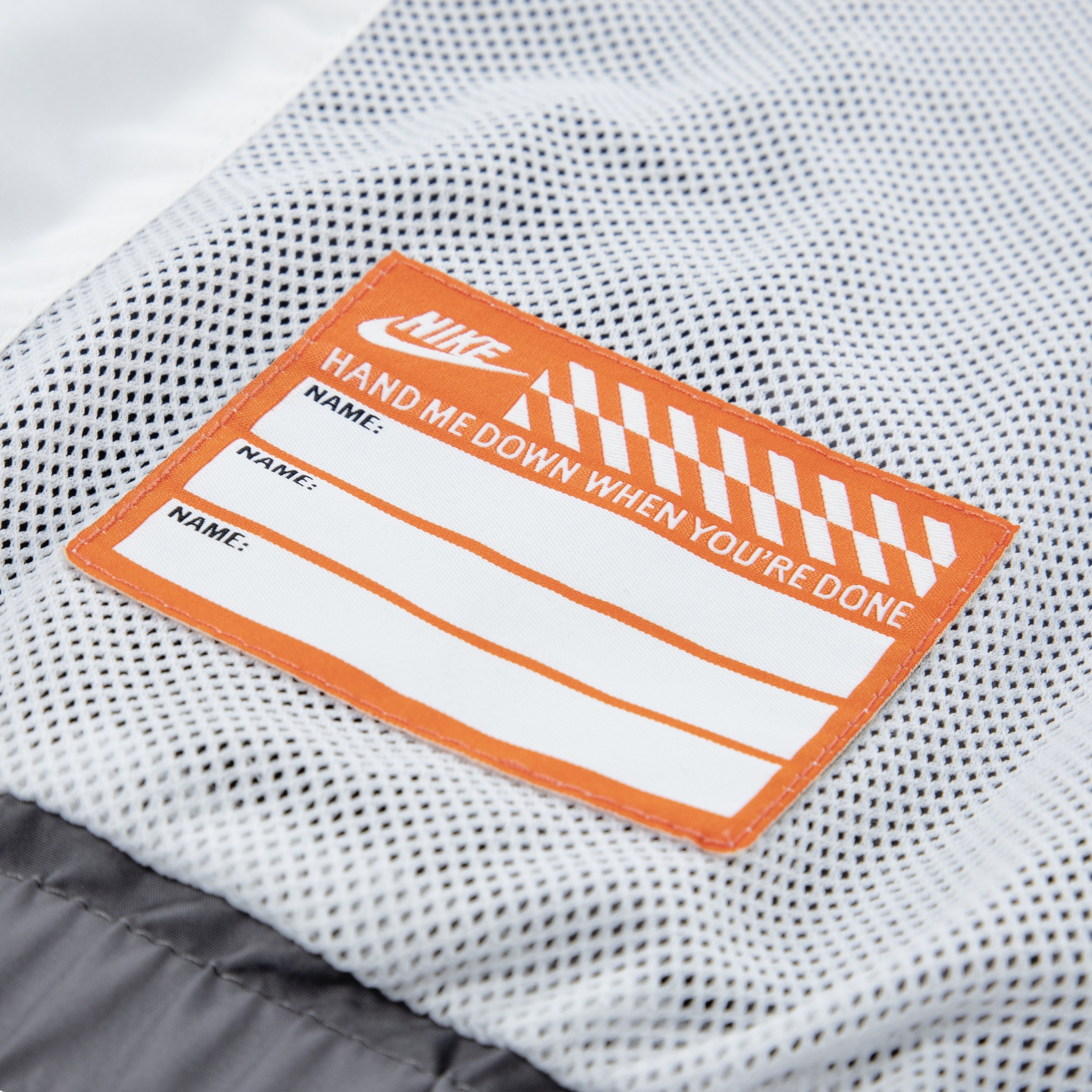 Nike Sportswear Windbreaker »NKN NIKE NEW CHEVRON WINDRUNNE« für Children, für sportliche Aktivitäten, leichtes Tragegefühl