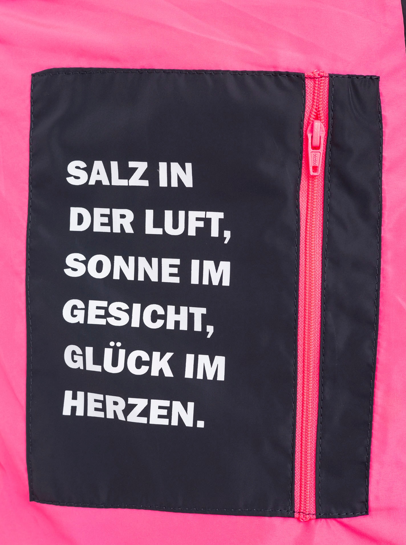 Zwillingsherz Steppweste »"Heimatgefühl"« Kapuze, Details, Zipper und Taschen