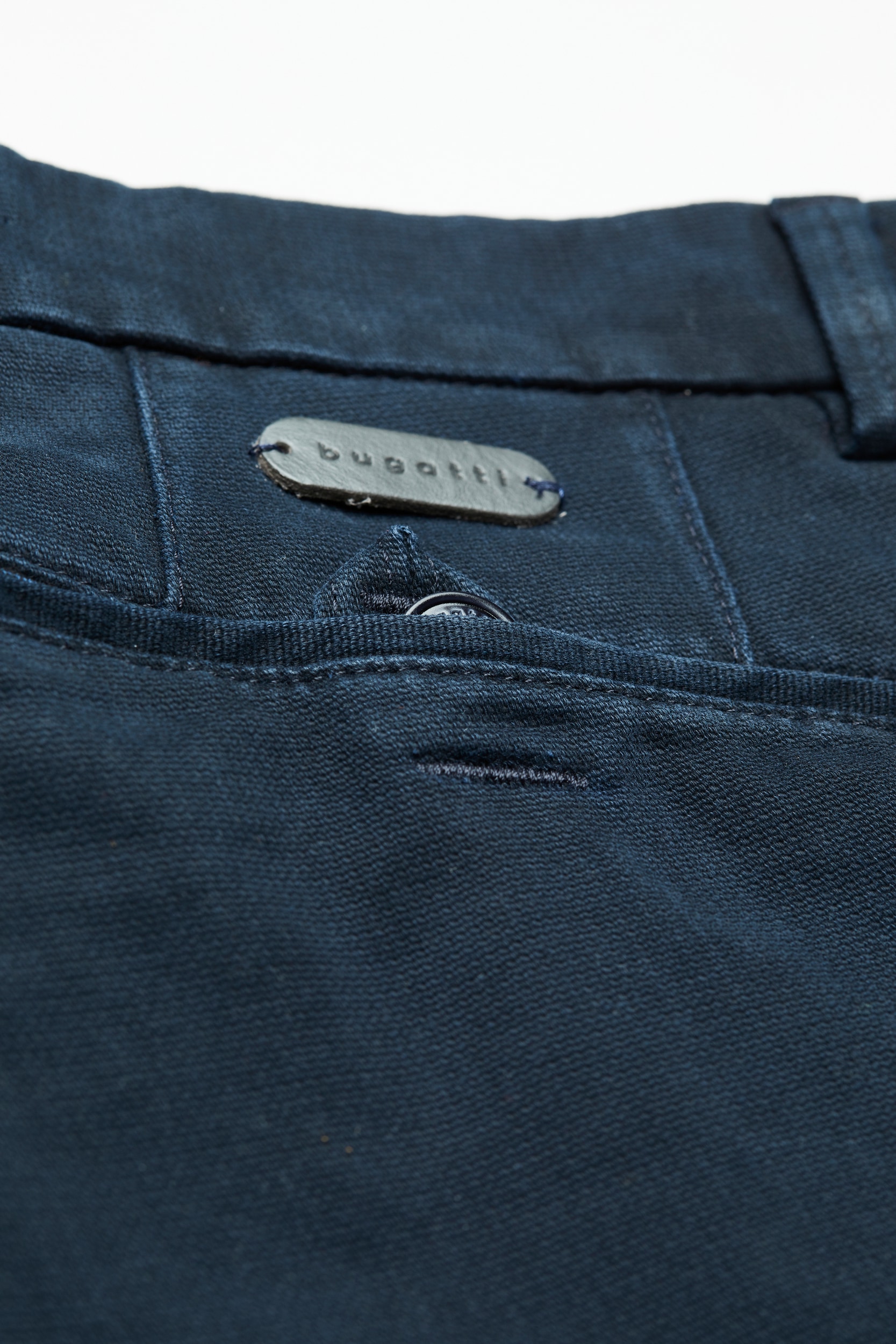 bugatti Chinohose, mit körpernaher Passform