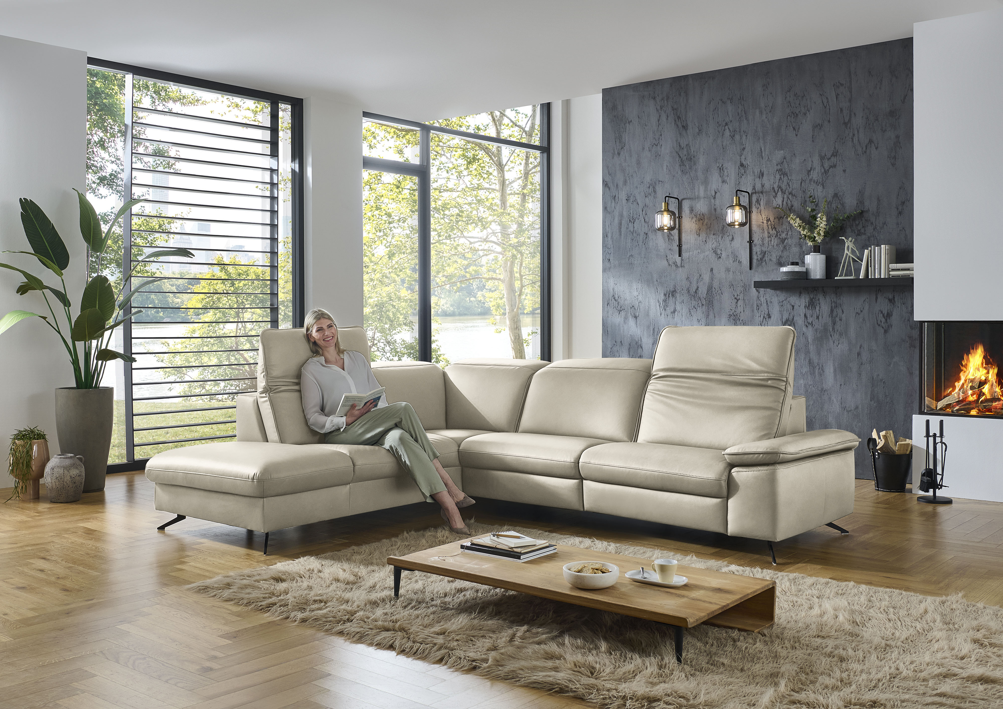 Die PlanBar Ecksofa "PN-EM20091, L-Form, Breite 297 cm" inkl. Kopfteilverstellung, optional elektr. Relaxfunktion u. Stauraum