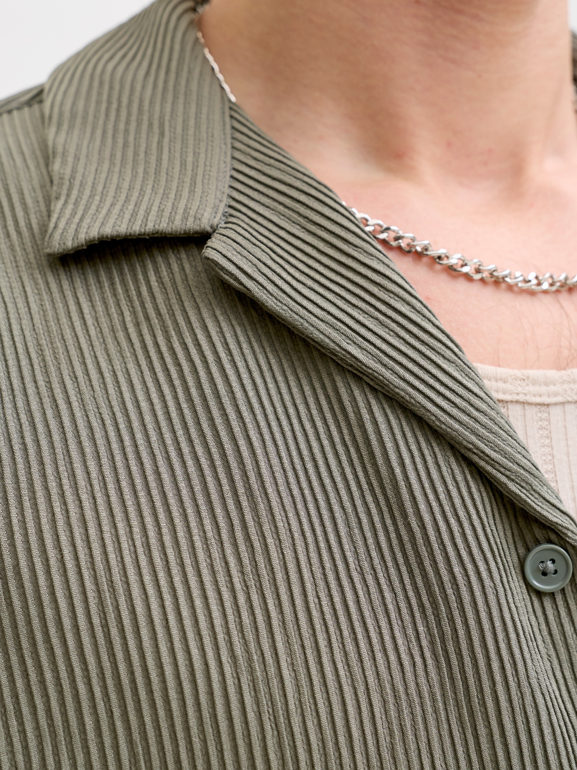 Thumbnail - Jack & Jones Kurzarmhemd "JJEHARRISON RESORT SHIRT SS SN" Materialmix mit Stretch, loose fit