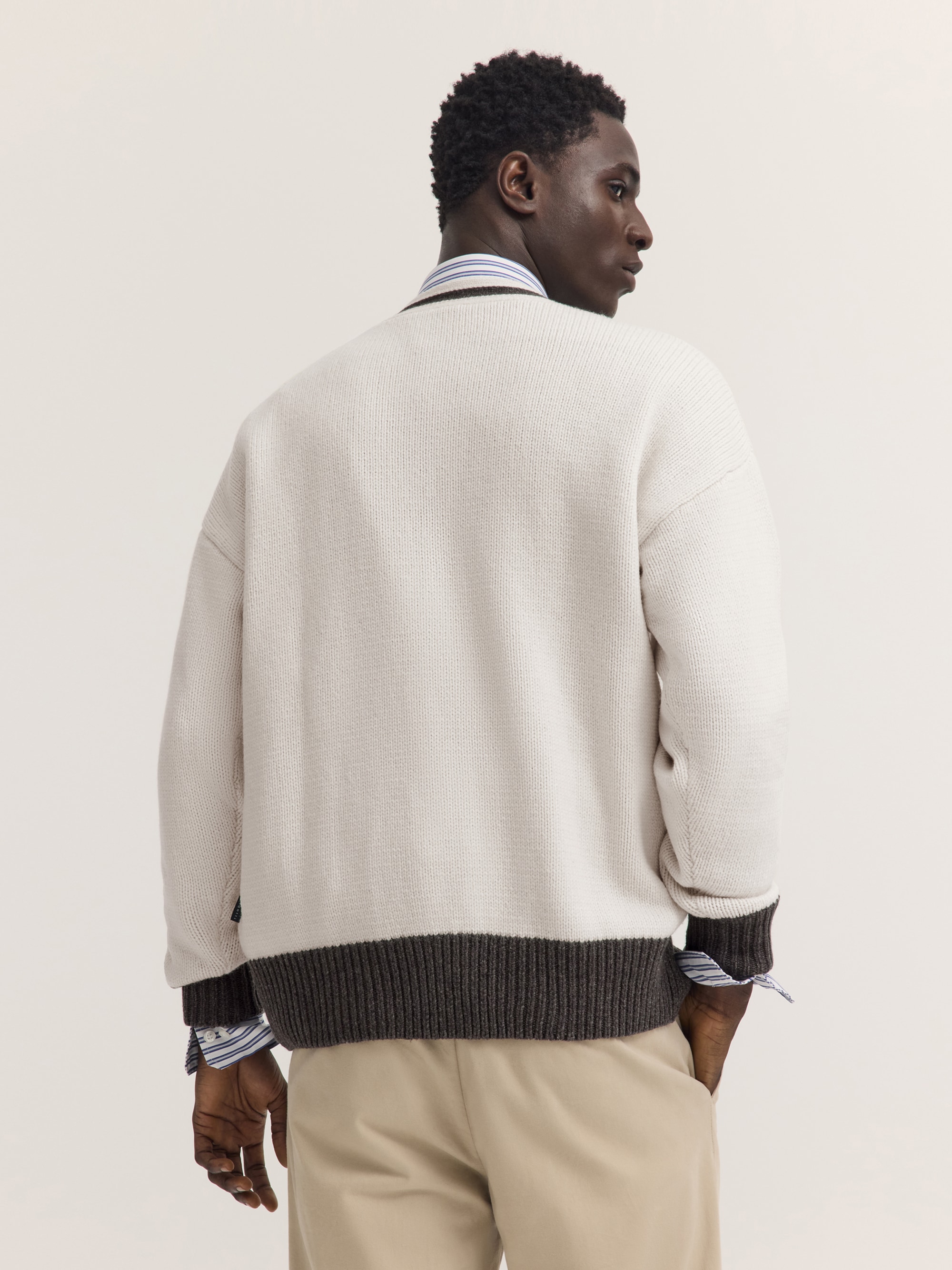 bugatti Strickjacke »Regular Fit« Regular Fit Wollmix V-Ausschnitt Logo