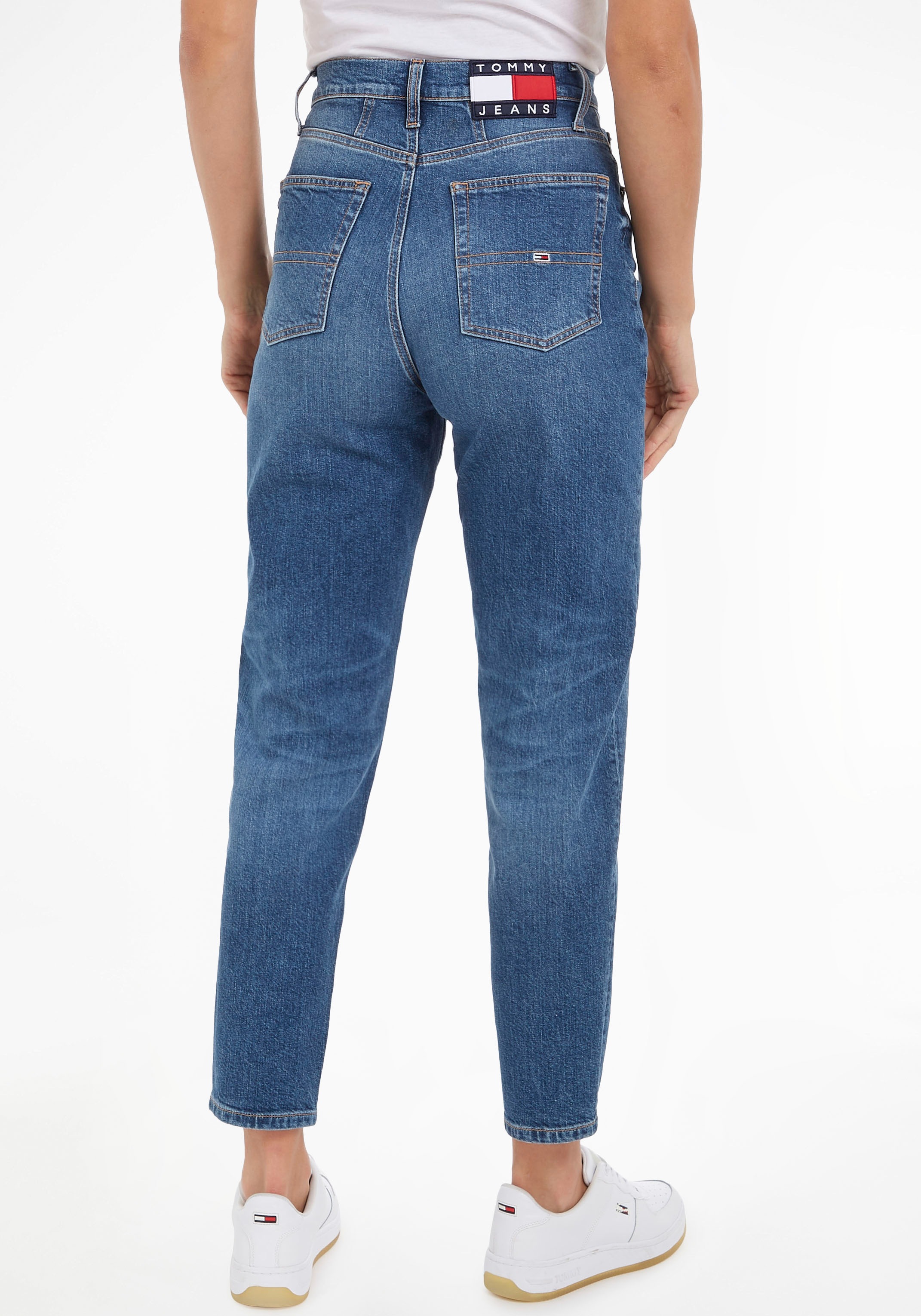 Tommy Jeans Mom-Jeans »MOM JEAN UHR TPR CG5136«, mit Logobadge und  