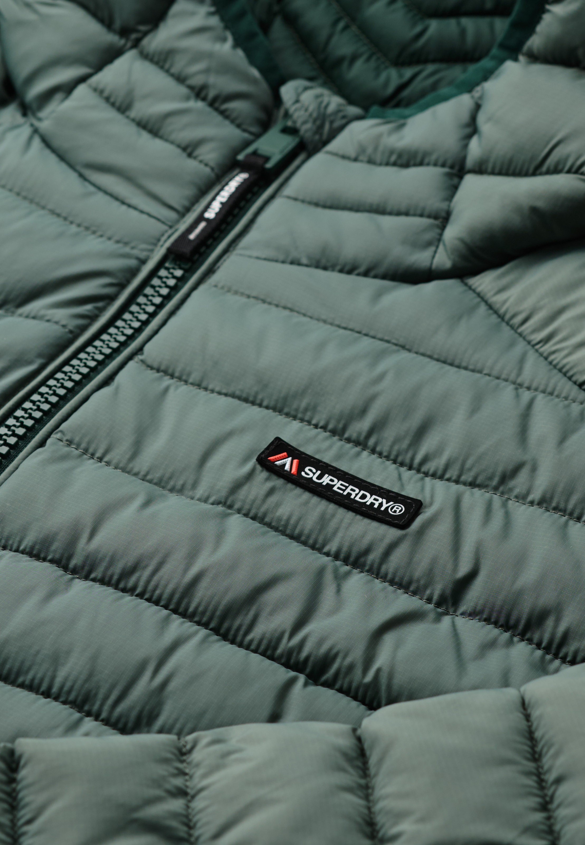 Superdry Steppjacke »HOODED FUJI LITE PADDED JACKET« mit Kapuze