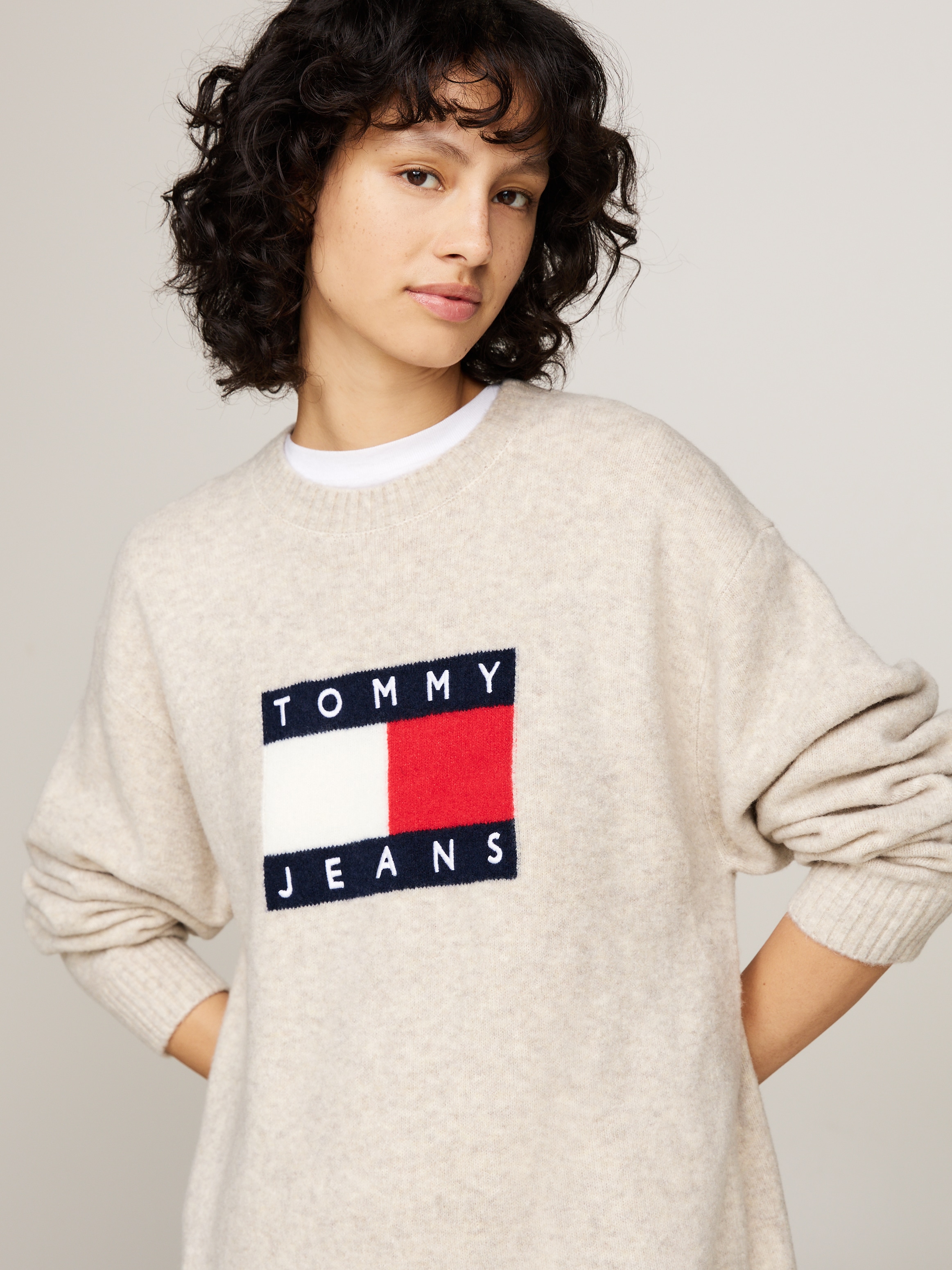 Tommy Jeans Curve Strickkleid »TJW MLNGE FLAG SWEATER DRESS EXT«, in Großen Größen, mit Wollanteil & Elasthan, Logo-Flag