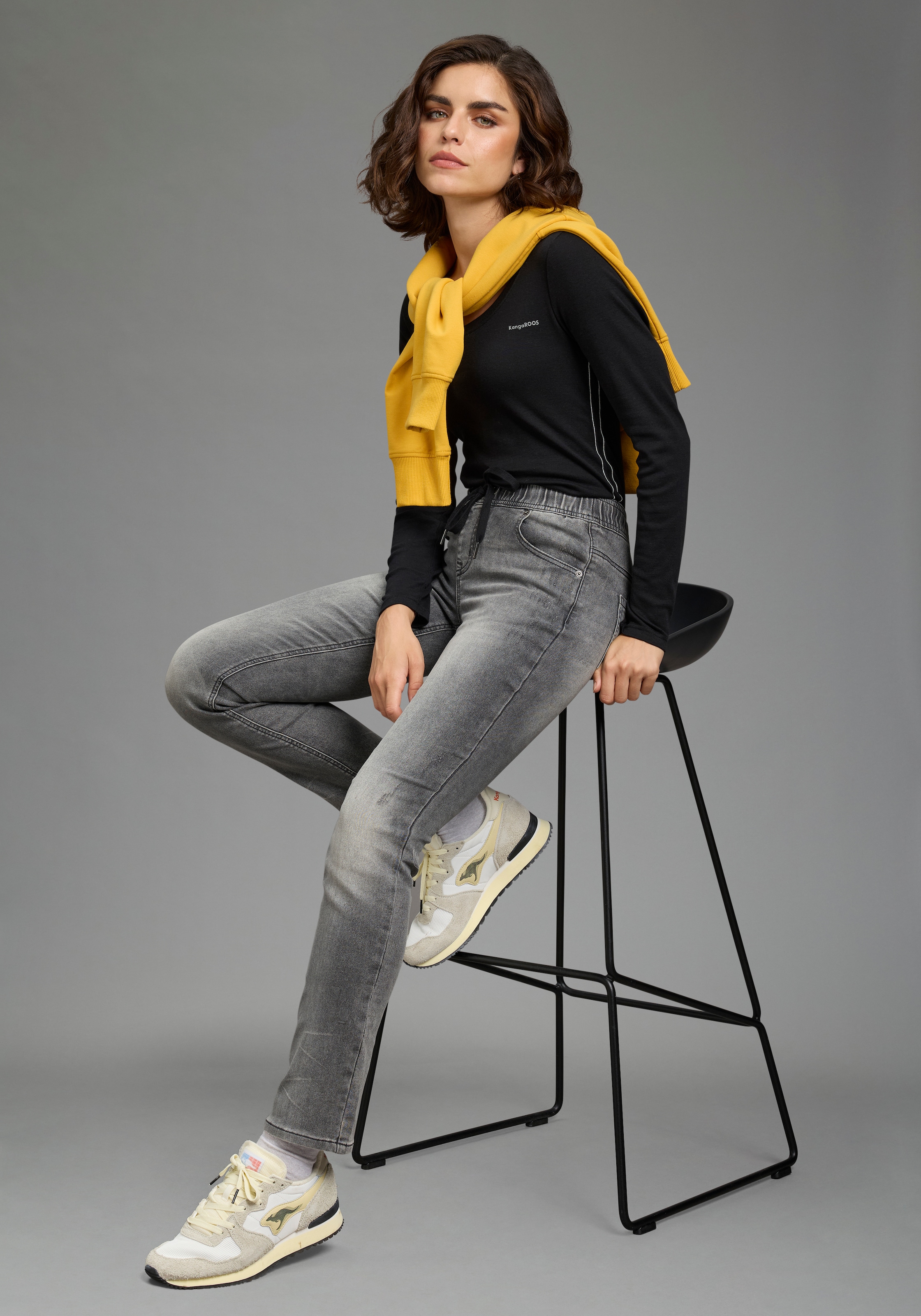 KangaROOS Jogg Pants mit Eingrifftaschen, Gesäßtaschen und Coinpocket, gerader Straight-Fit