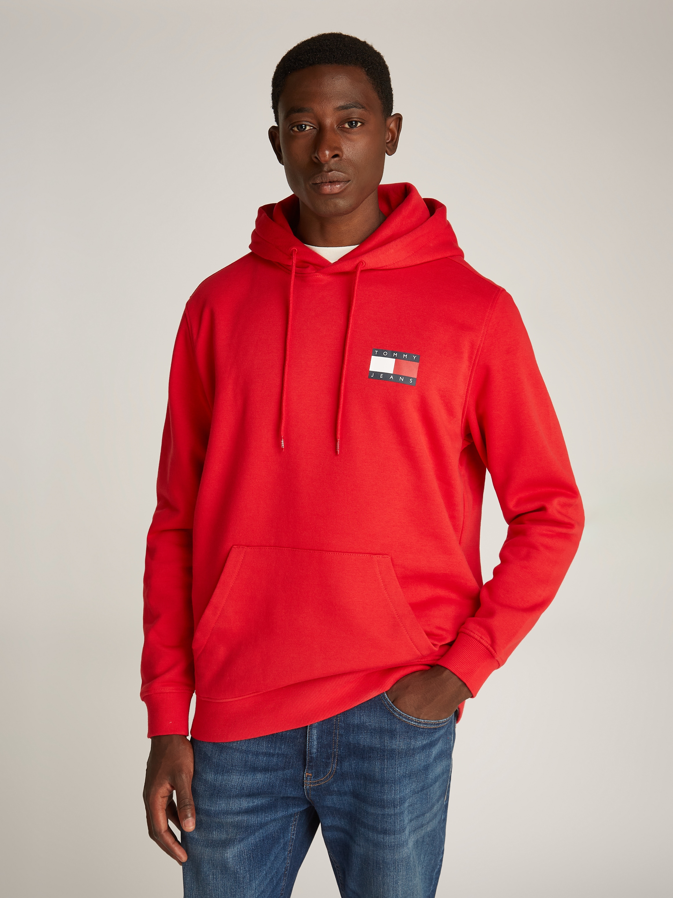 Tommy Jeans Sweatshirt »TJM REG ESSENTIAL FLAG HOOD EXT«, mit bedruckten Markenlogo auf Brusthöhe