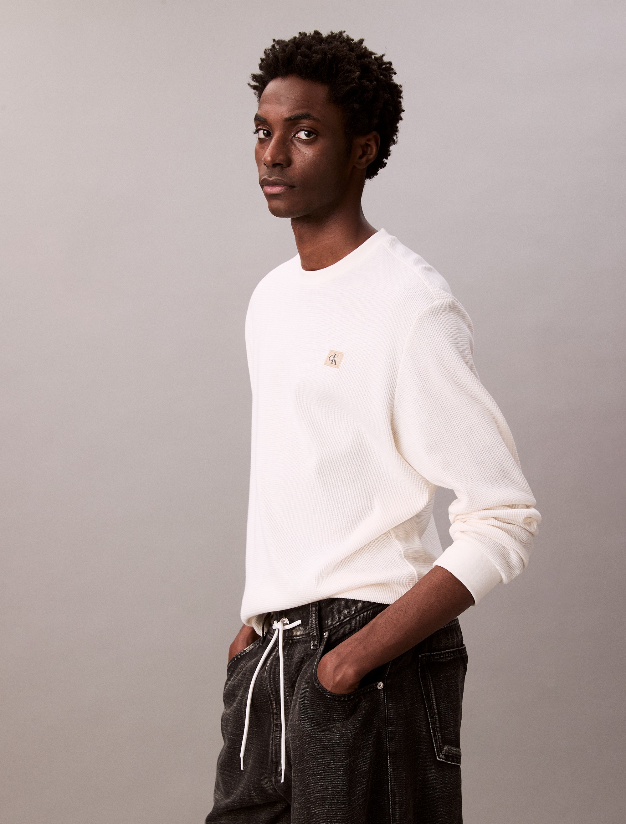 Calvin Klein Jeans Langarmshirt »LS WAFFLE BADGE CREWNK TEE«, Mit Rundhalsausschnitt