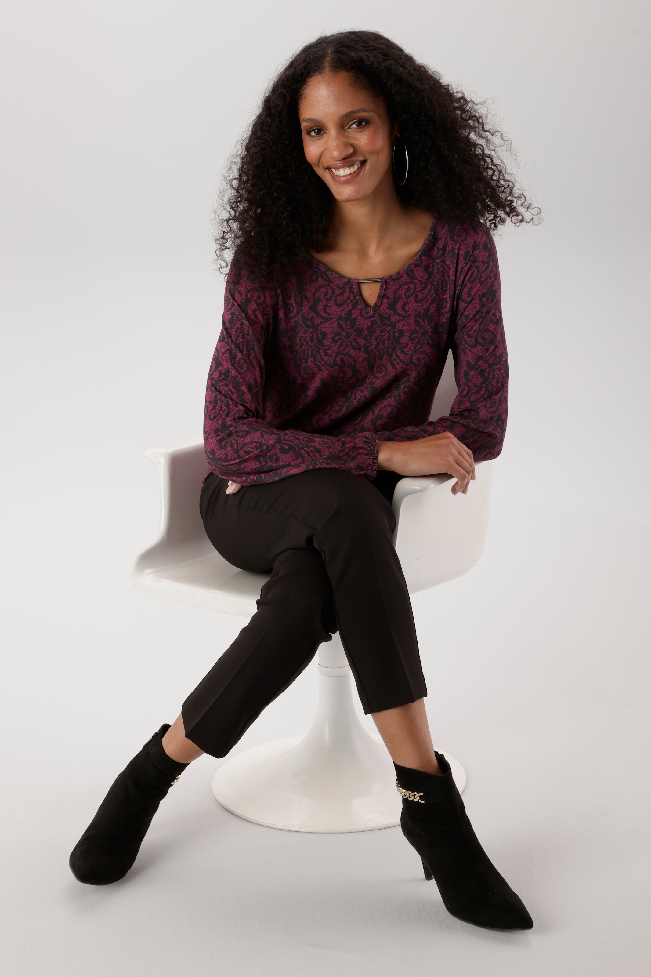 Aniston SELECTED Langarmshirt mit Cut-out und dekorativer Allover-Muster - NEUE KOLLEKTION