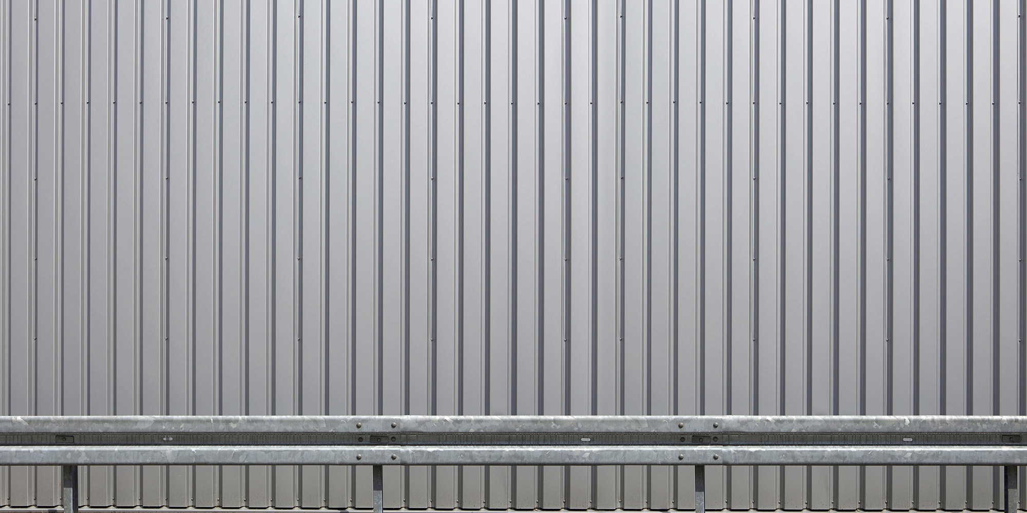 Architects Paper Fototapete »Iron Wall Silver«, Vlies, Wand, Schräge