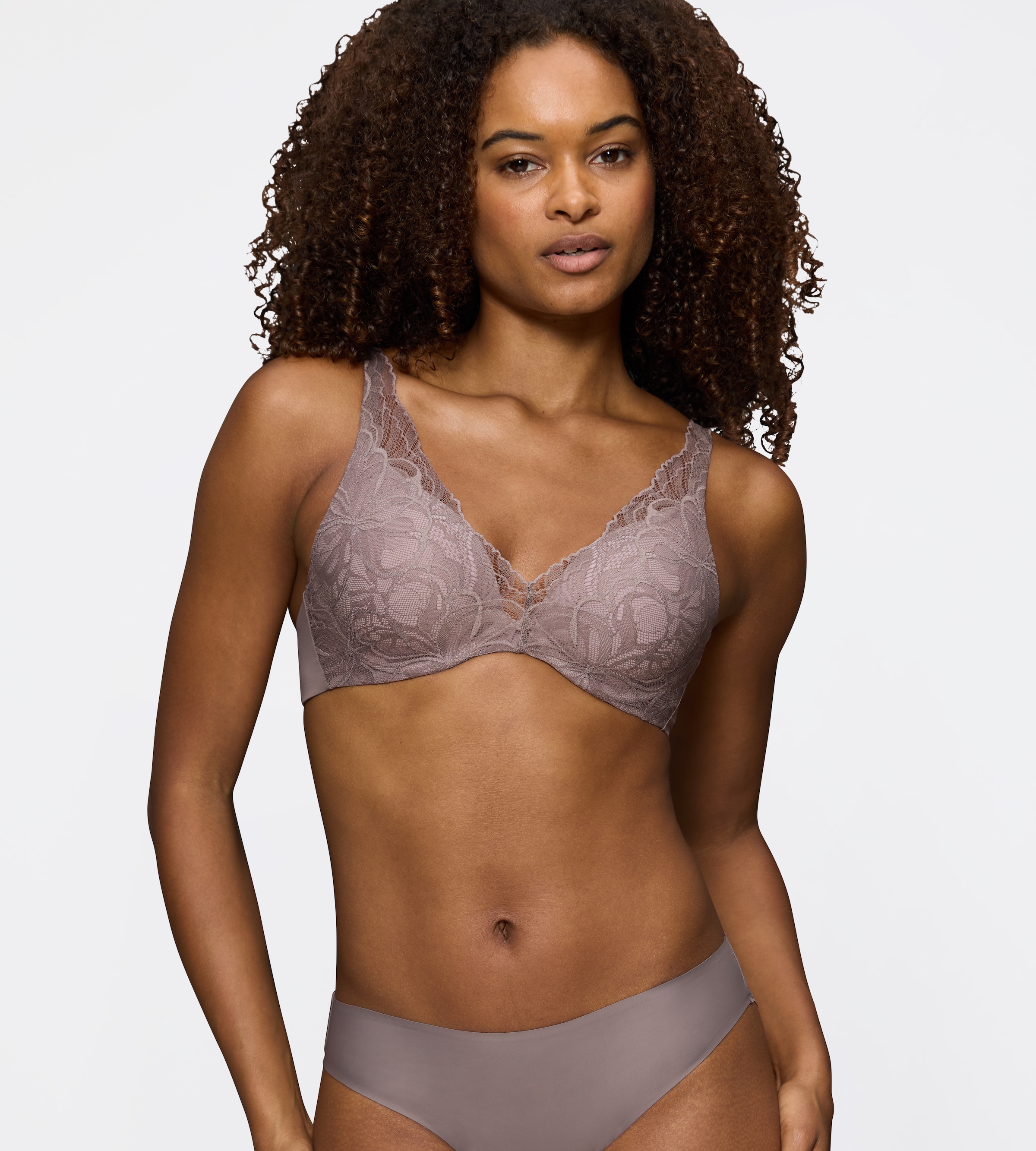 Triumph Bügel-BH »Body Make-Up Illusion Lace« Komfort-Bügel, wattiert, Spitze, weiche Microfaser, tiefes Dekolleté