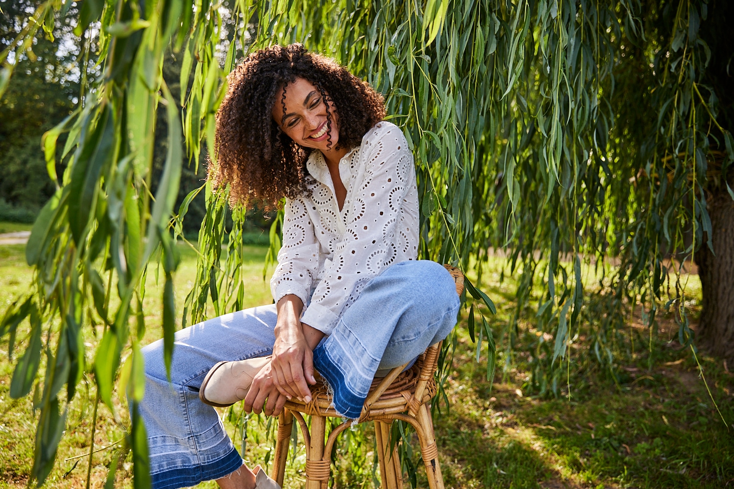 Saum leicht | BAUR mit für Straight-Jeans, ausgefranstem CASUAL bestellen am trendiger Waschung Aniston