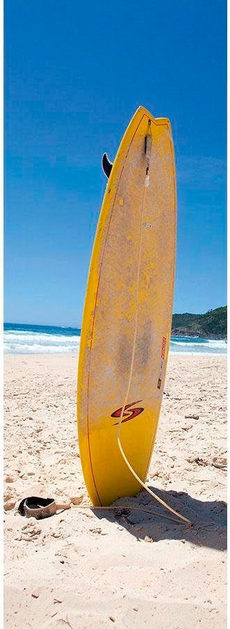 living walls Fototapete "Surfboard im Sand" glatt Vlies, Wand, Schräge