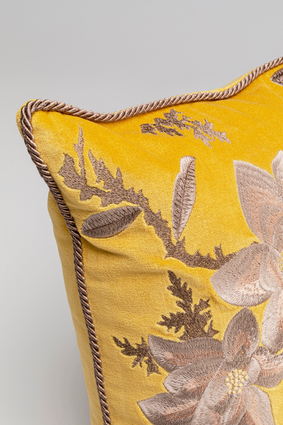 Kare Design Dekokissen »Lovely Flowers, Kissenhülle mit Füllung, 40x60 cm« stützt Kopf und Nacken angenehm und sorgt für erholsamen Schlaf