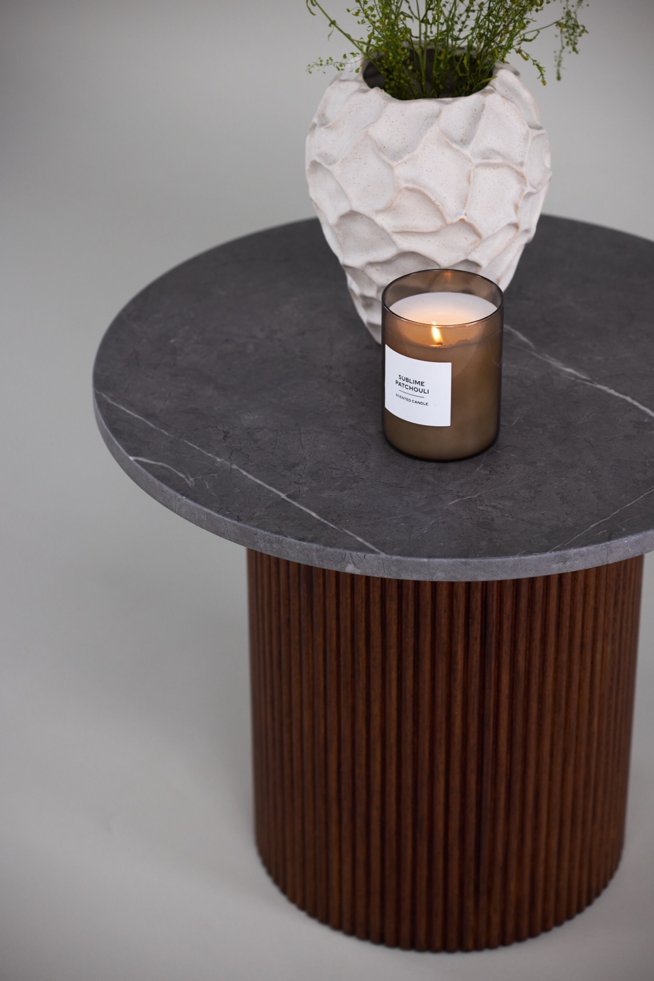 Venture Home Beistelltisch »Härön, runder Beistelltisch in Marmoroptik mit Walnuss-Beinen, Ø 52 cm« Ablagetisch, Eschenholz, rund, kompakt, anspruchsvoll, edel
