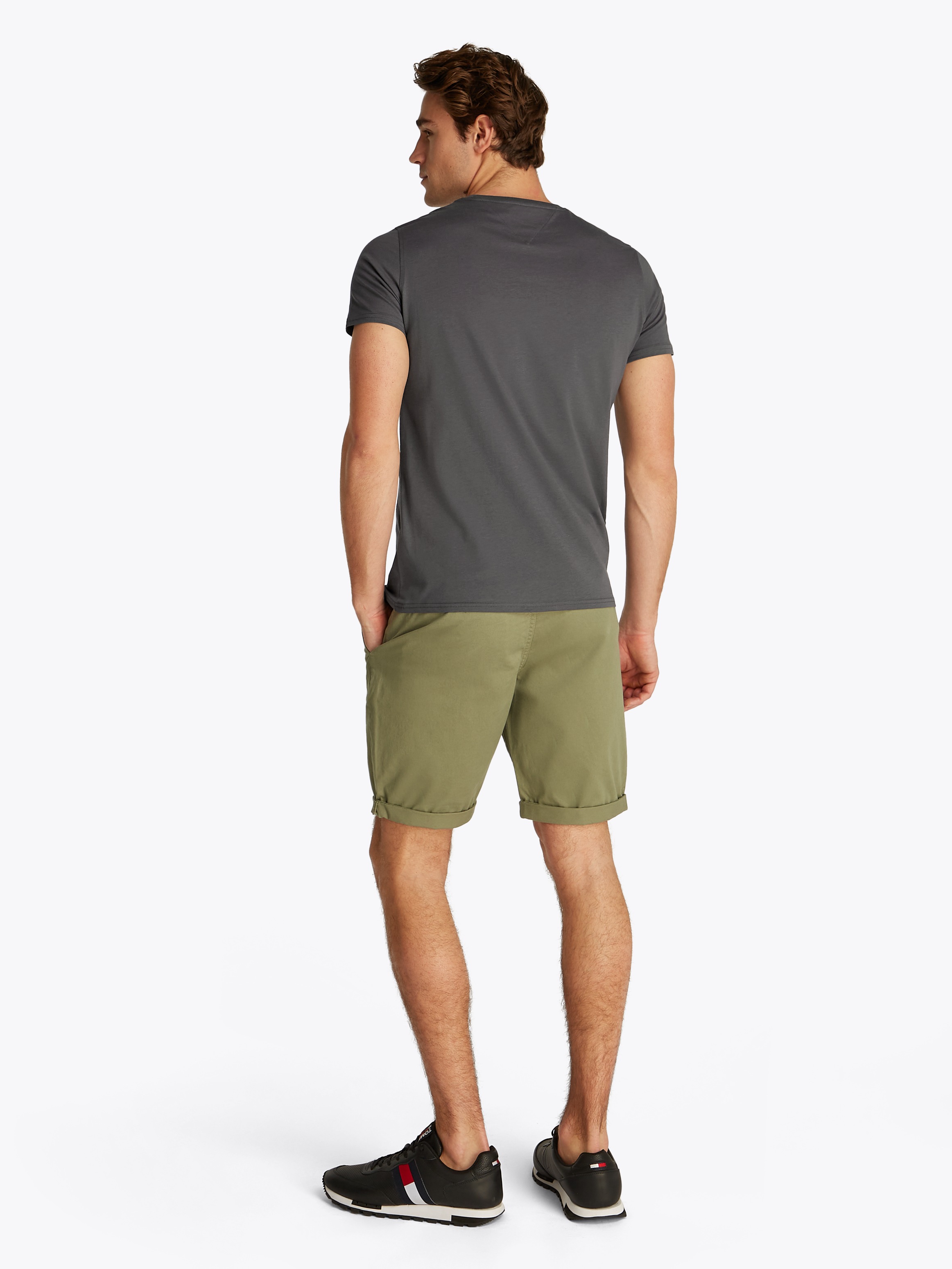 Tommy Jeans T-Shirt »TJM ESSENTIAL SOLID TEE«, mit Rundhalsausschnitt und dezenter Logo-Flag