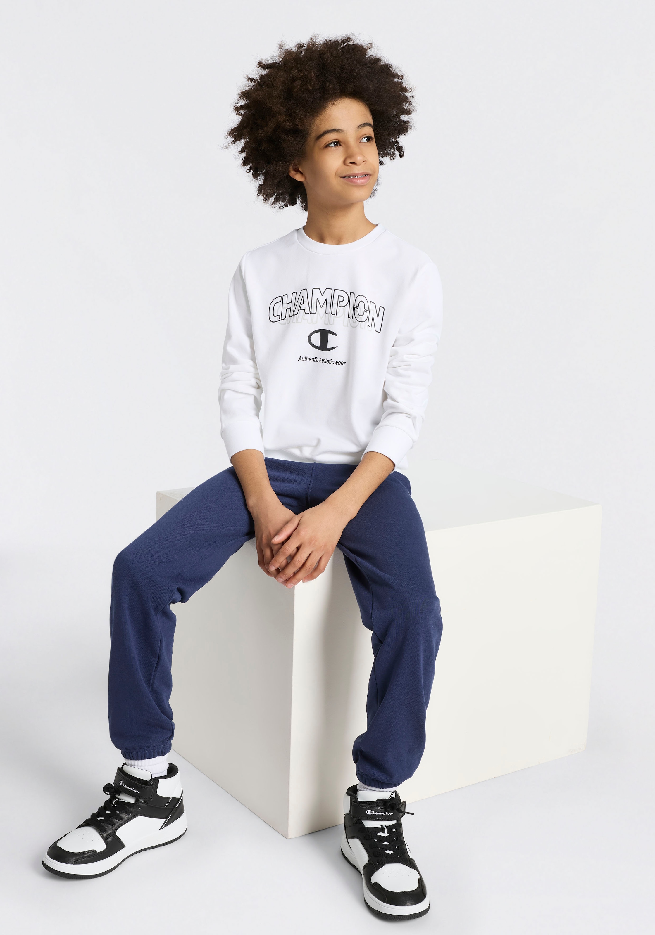 Champion Jogginganzug "Graphic Terry Crewneck Sweatsuit" 2 tlg. für Kinder geeignet, zweiteiliges Set mit 2 Teilen, bequeme Passform