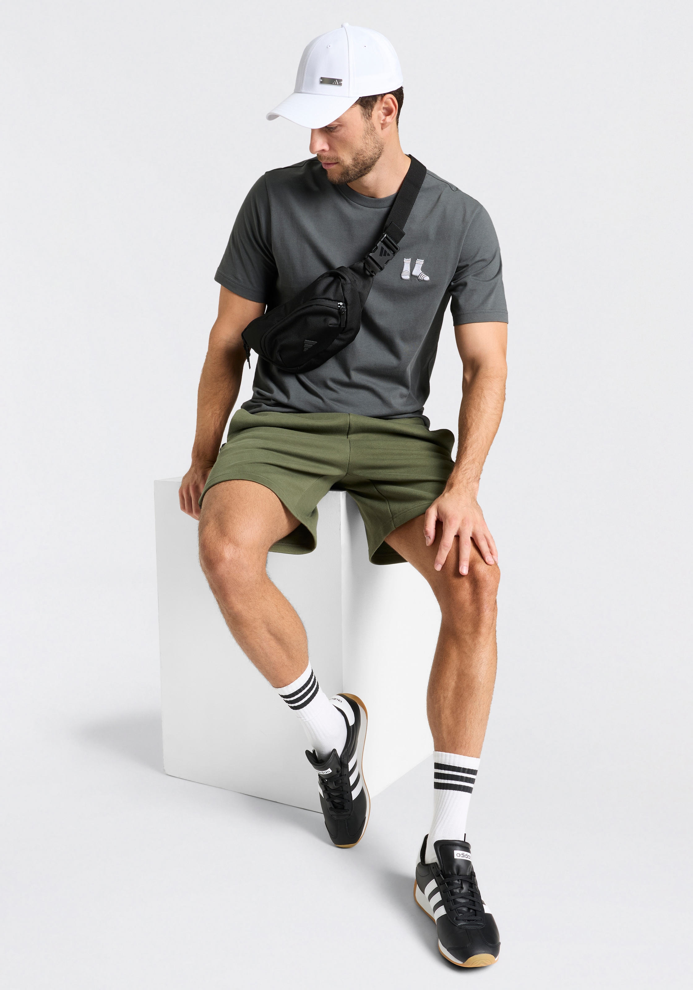 adidas Sportswear T-Shirt »M EMB SLIDES T« mit Rundhalsausschnitt, ohne Verschluss, sportlicher Stil