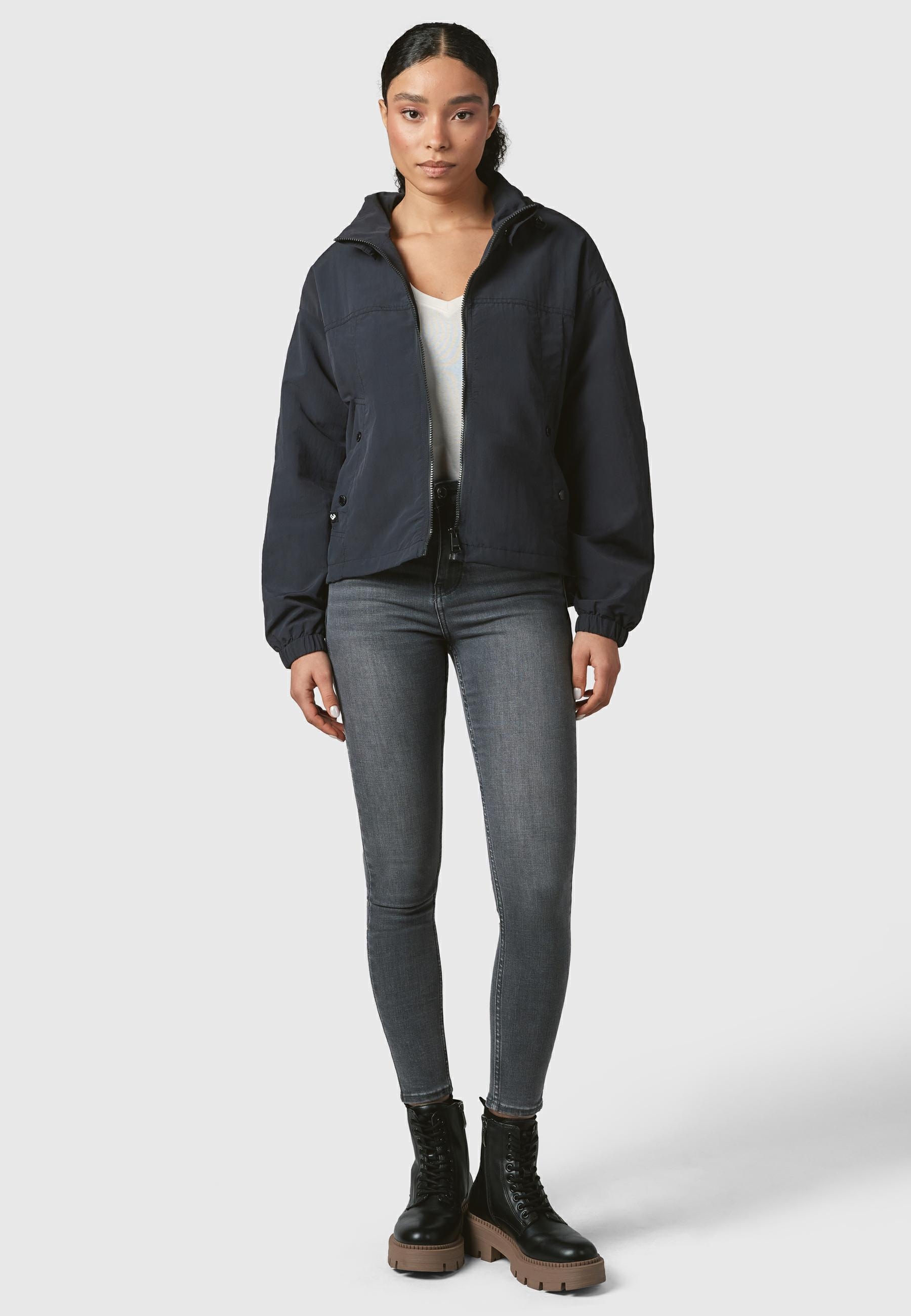 Ragwear Outdoorjacke »Cerys«, mit Kapuze, kurze Damen Übergangsjacke mit verstaubarer Kapuze