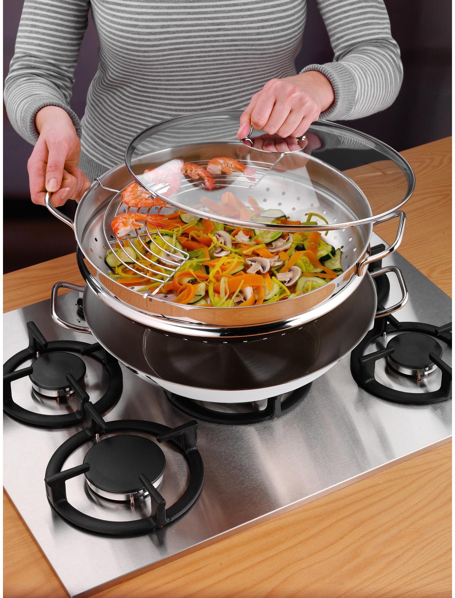 WMF Wok »Wokpfanne Macao 36 cm, Induktion«, Cromargan® Edelstahl Rostfrei 18/10, (Set, 4 tlg., 1 x Wok mit Glasdeckel, Dämpfeinsatz, Rezeptheft), für alle Herdarten geeignet, scharfes Anbraten bei hohen Temperaturen