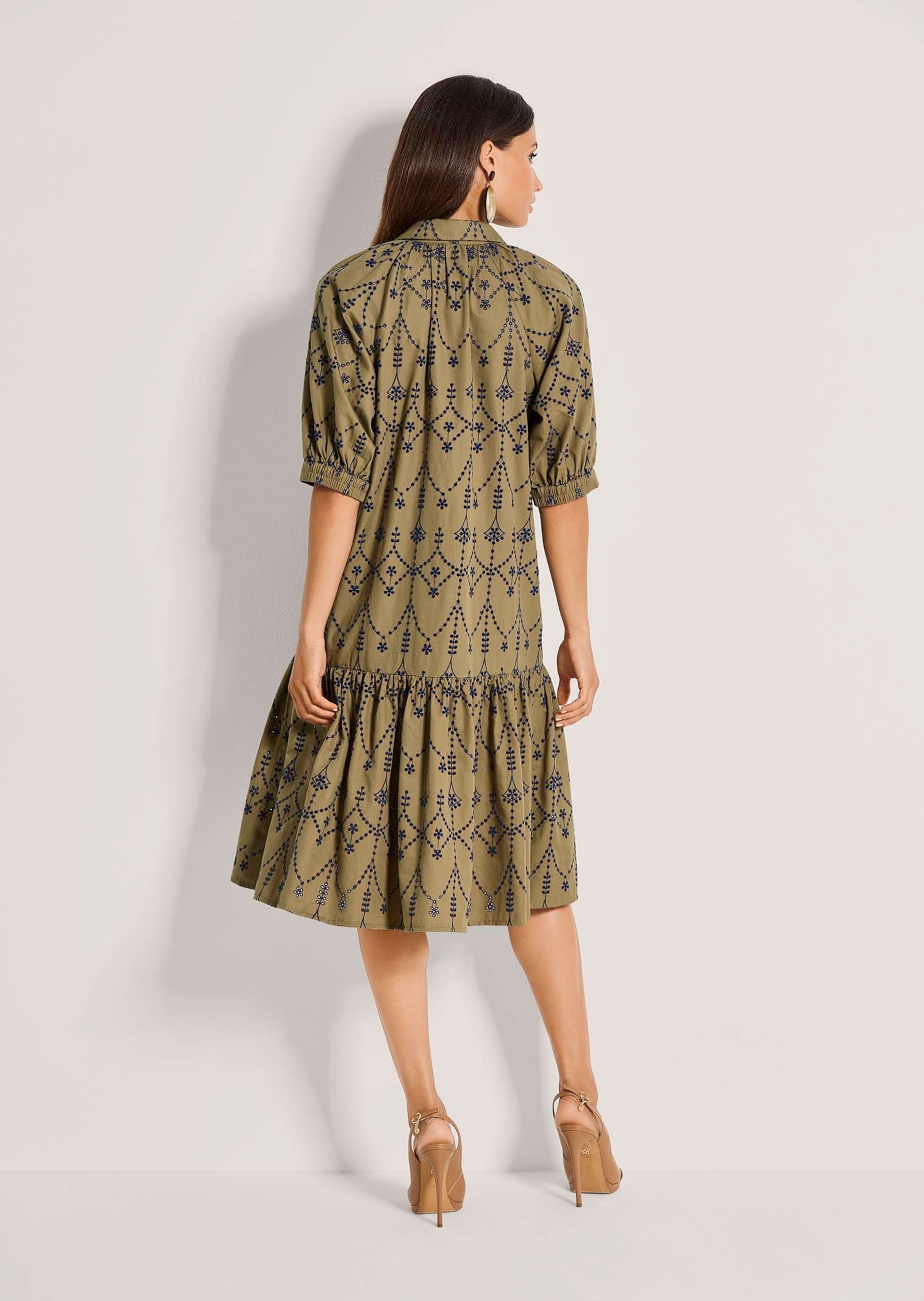 MADELEINE Midikleid »Hemdblusenkleid Sommerliches Midikleid mit Volant« Kleid mit Lochstickerei