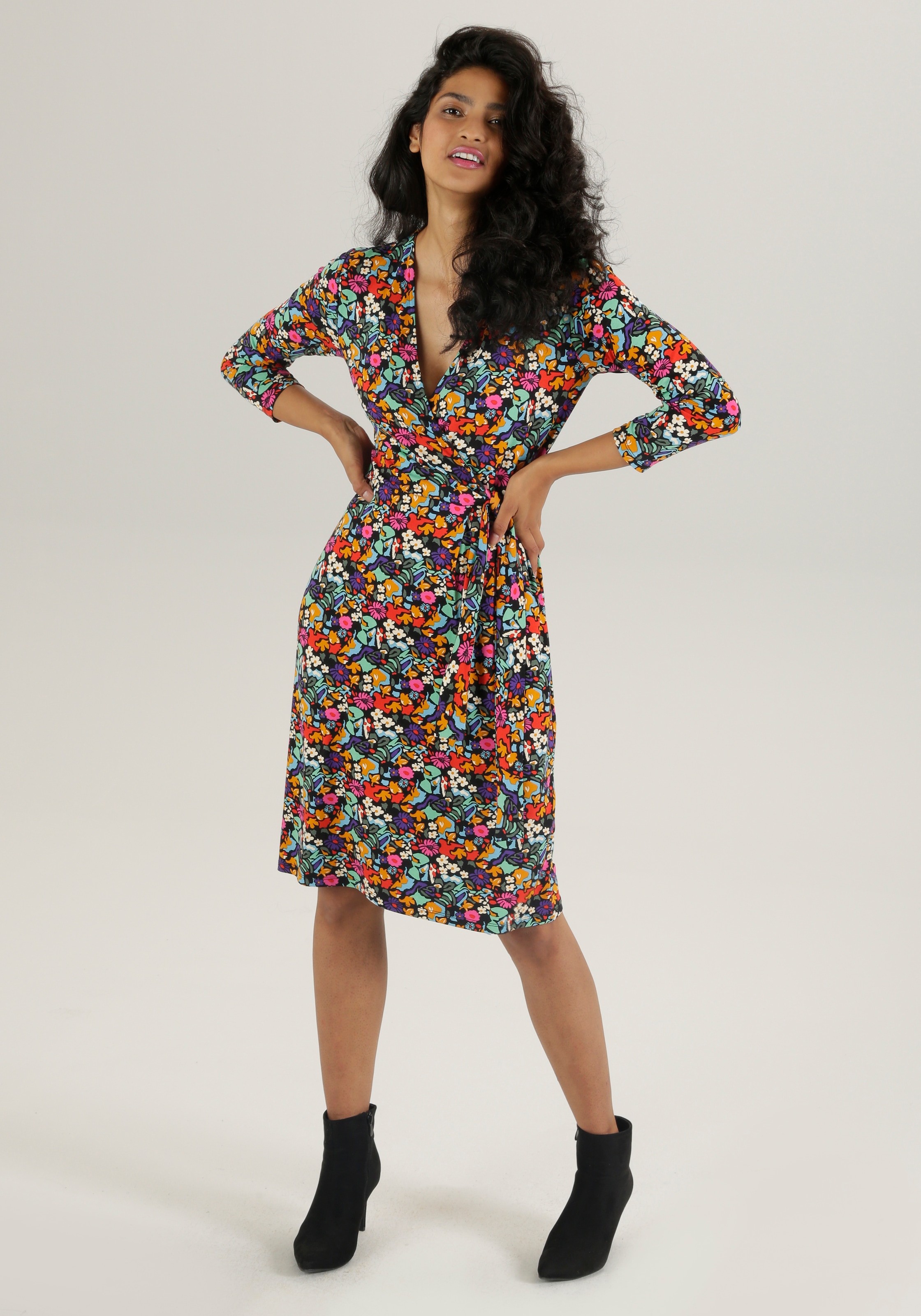 Aniston SELECTED Jerseykleid, mit fröhlichem Blumendruck und femininem Ausschnitt