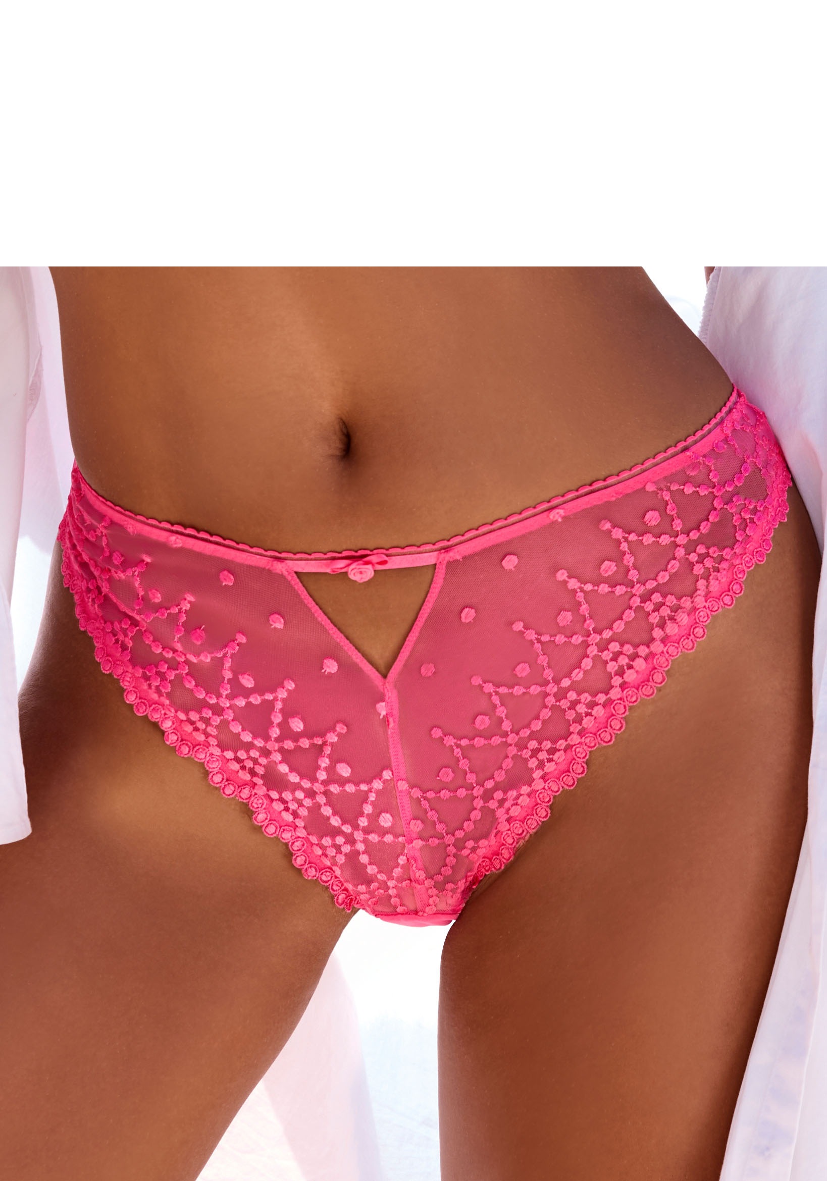 LASCANA String »Fabia« aus edler Stickereispitze in dezent transparenter Optik