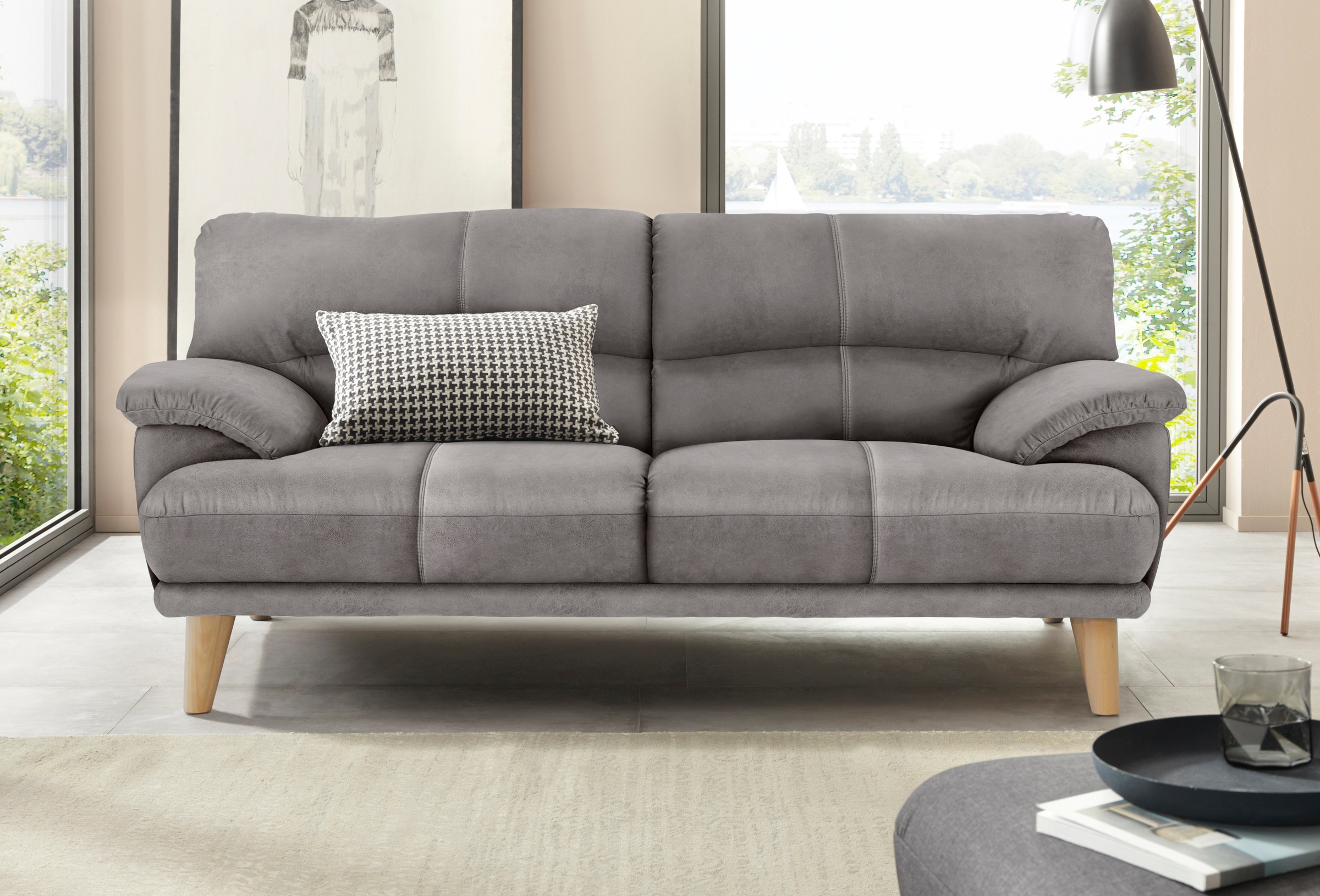 TRENDMANUFAKTUR 3-Sitzer »Cecilia, Sofa in italienischem Design«, mit tollem Sitzkomfort, extrabequeme Armlehnen, Holzfüße
