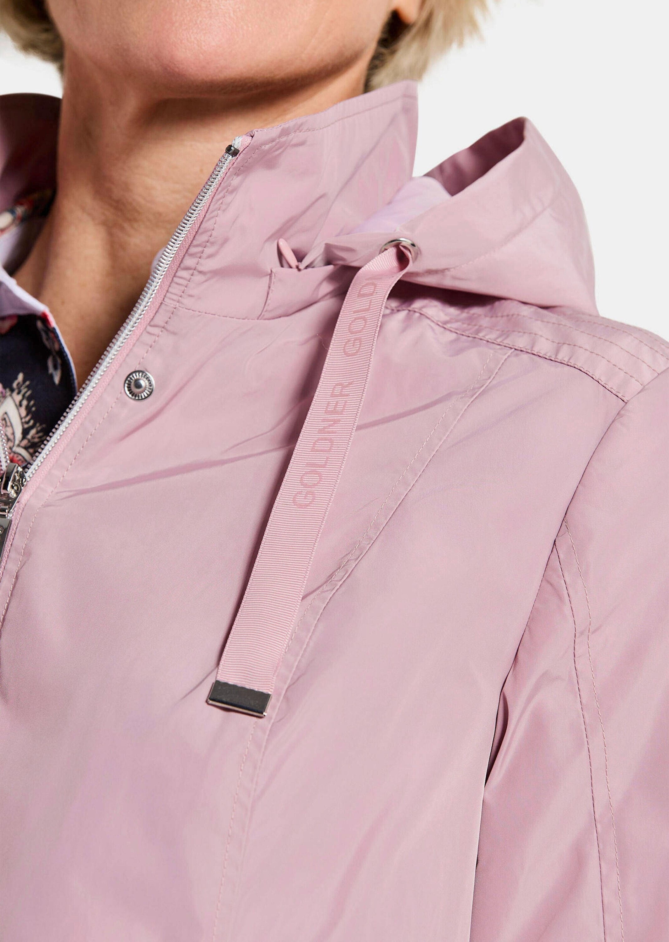 GOLDNER Kurzjacke »Kurzgröße Outdoor-Jacke mit Kapuze« Ziersteppungen an Schulter und verdeckter Leiste