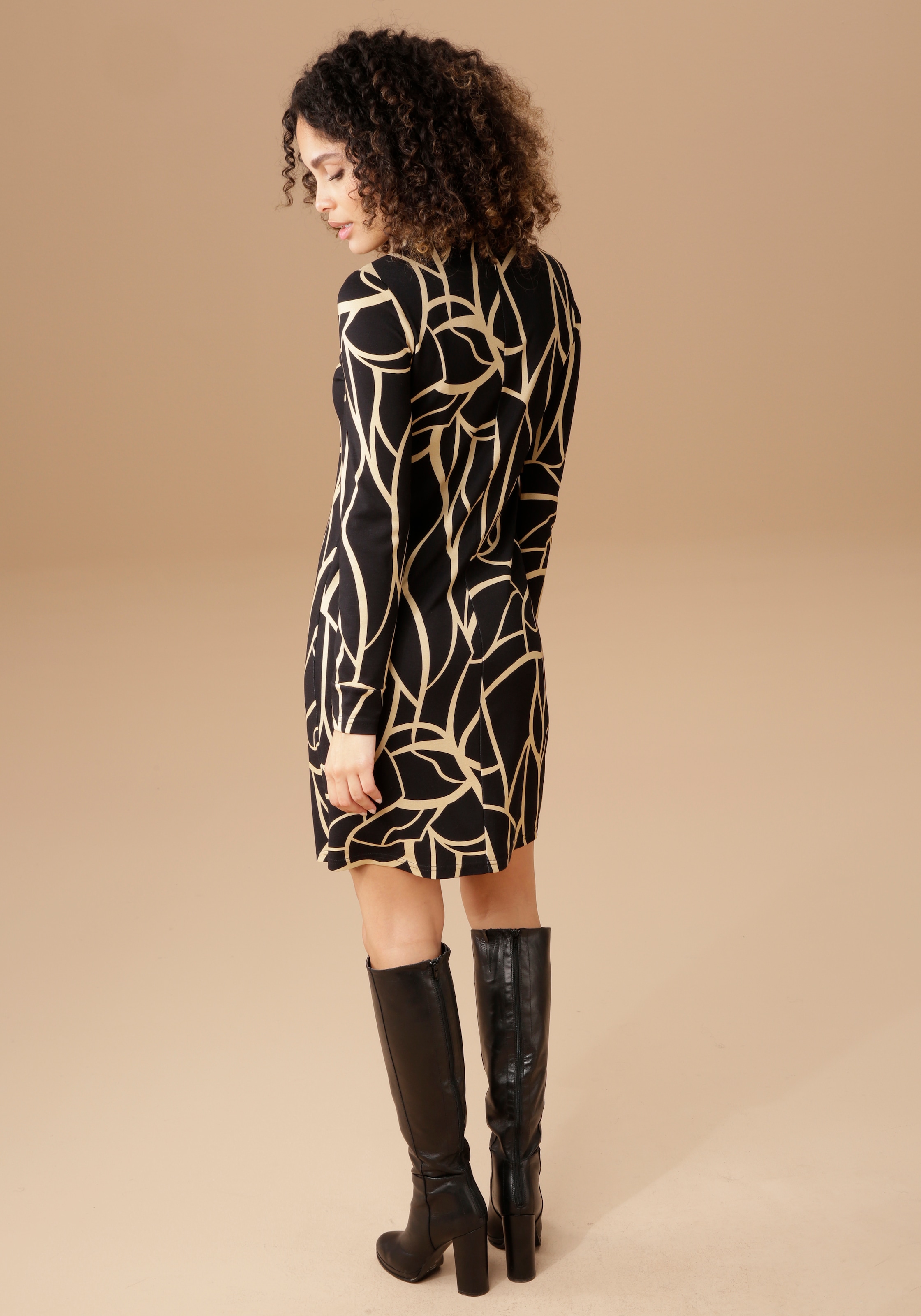 bestellen Aniston Jerseykleid, elegantem online Muster | mit BAUR SELECTED