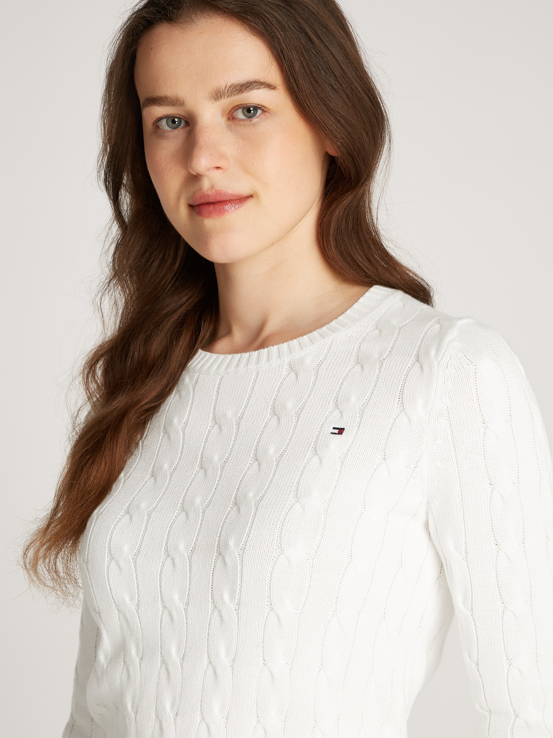Tommy Hilfiger Rundhalspullover »CO CABLE VAR LS C-NK SWT«, mit Zopfmuster, Logostickerei
